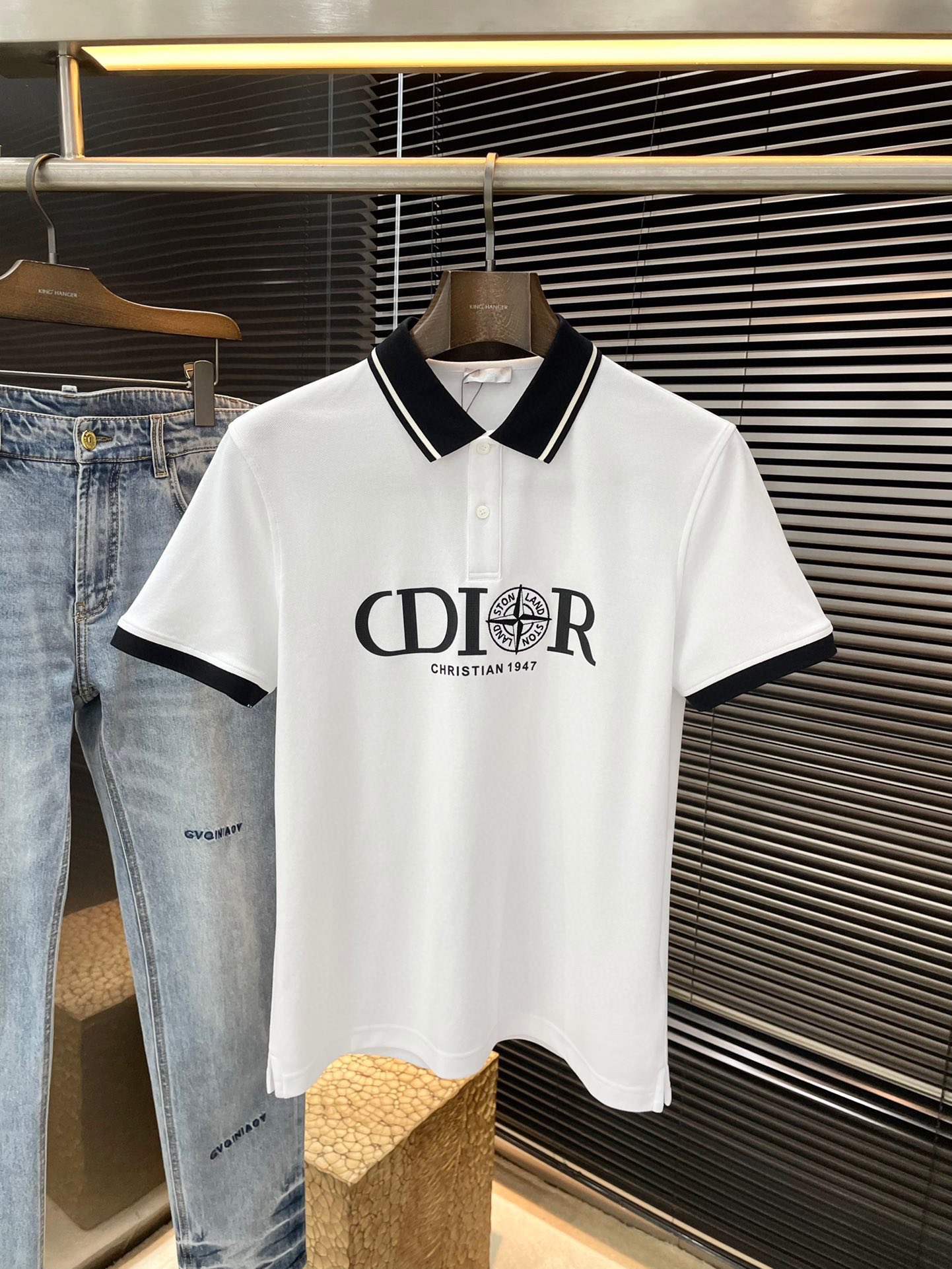 NO:160461,P Dior- (Dior) has the latest POLO short-sleeved spring and summer 2025, using the latest cotton fabric, which is resistant to washing and not easy to fade, has a soft feel and soft and comfortable composition. Classic design style, special customization, simple cutting and splicing, reflecting the extraordinary craftsmanship of workers, full of high-end and fashionable feeling!  The style is quite good at casual and versatile. Size M-3XL, dior, dior, T-shirt, alexander wang19860909P  Dior-（迪奥）2025年春夏最新款POLO短袖,采用最新全棉面料,耐水洗不易掉色,手感柔软、成分柔软舒适 经典设计风格 特殊定制 简单的裁剪方式拼接,体现出工人不凡的工艺,高端时尚感十足！版型相当赞休闲百搭款.尺码 M-3XL,,dior,dior,T-shirt,alexander wang,Men's clothing