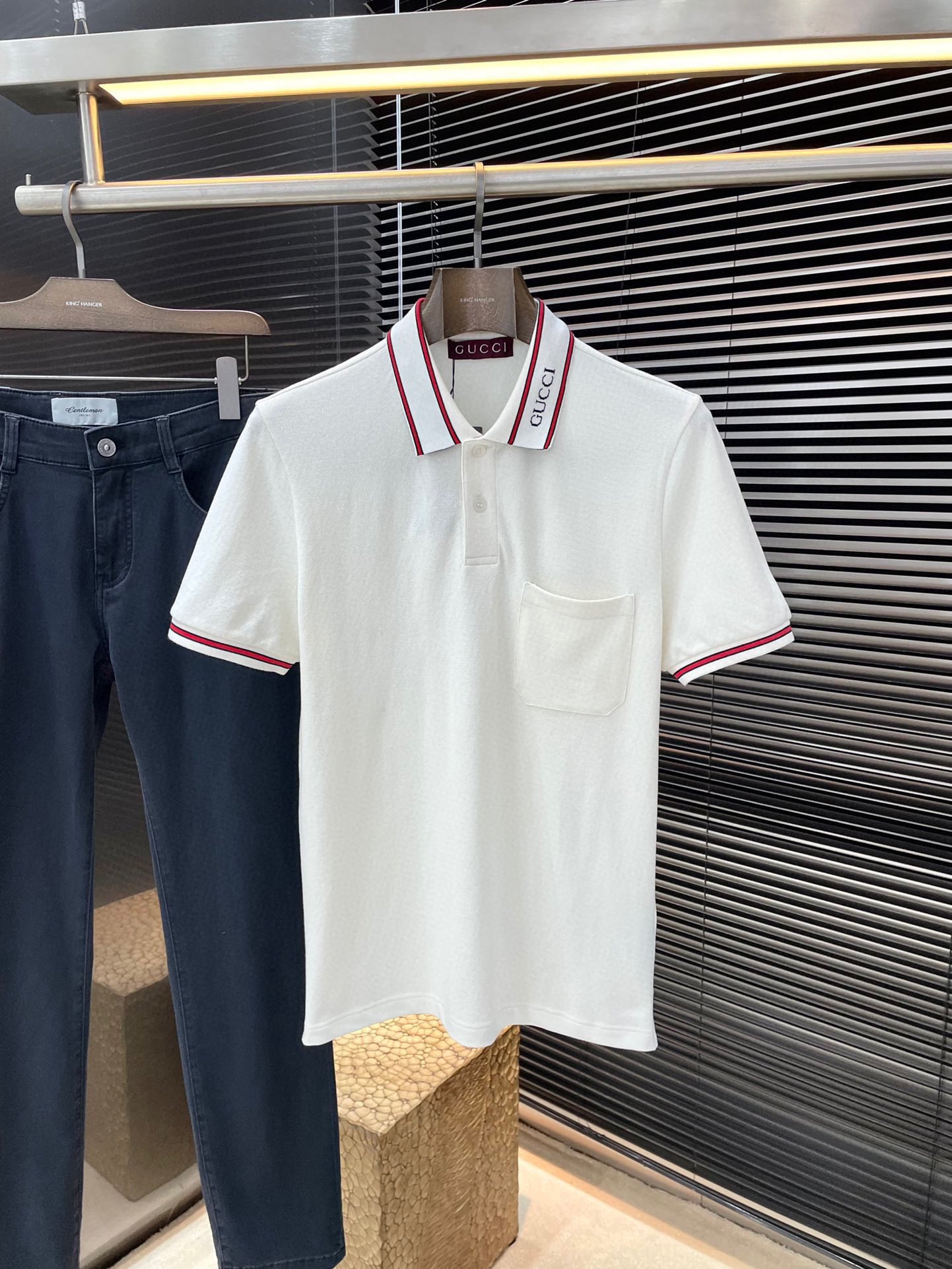 NO:161596,P Gucci (Gucci) 2025 spring and summer new classic jacquard lapel Polo shirt. This poloGucci Lido series is inspired by the charming seaside club on the legendary Italian coastline, conveying the intoxicating charm of seaside life. The brand’s classic webbing is rejuvenated with unique details through special construction technology and stitching technology, giving this elastic bead flooring Polo shirt an elegant atmosphere. Jacquard lapel design, shell buttons are engraved with G-home English letters, 1:1 original mold opening, classic versatile high-end, same style for men and women!  Complete three standards, highly recommended!  Color black white royal blue code number S M L XL,,gucci,gucci,gucci,alexander wang19860909P  Gucci（古驰）2025春夏新款经典提花翻领Polo衫,这款poloGucci Lido系列灵感源自意大利传奇海岸线上迷人的海滨俱乐部,传递海滨生活的醉人魅力,品牌经典织带透过特殊的构造工艺和缝合技术以别出心裁的细节焕新呈现,为这款弹力珠地棉Polo衫倾注高雅气息.提花翻领设计,贝壳纽扣刻有G家英文字母,1:1原版开模,经典百搭高档次,男女同款！三标齐全,强烈推荐！颜色黑色 白色 宝蓝色 码数 S M L XL,,gucci,gucci,gucci,alexander wang,Men's clothing