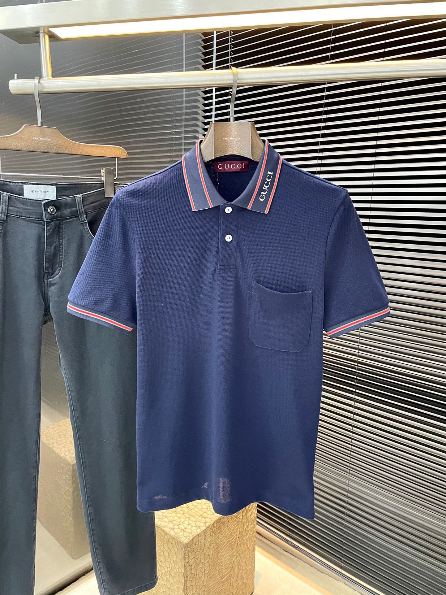 NO:160464,P Gucci (Gucci) 2025 spring and summer new classic jacquard lapel Polo shirt. This poloGucci Lido series is inspired by the charming seaside club on the legendary Italian coastline, conveying the intoxicating charm of seaside life. The brand’s classic webbing is rejuvenated with unique details through special construction technology and stitching technology, giving this elastic bead flooring Polo shirt an elegant atmosphere. Jacquard lapel design, shell buttons are engraved with G-home English letters, 1:1 original mold opening, classic versatile high-end, same style for men and women!  Complete three standards, highly recommended!  Color black white royal blue code number S M L XL,,gucci,gucci,gucci,alexander wang19860909P  Gucci（古驰）2025春夏新款经典提花翻领Polo衫,这款poloGucci Lido系列灵感源自意大利传奇海岸线上迷人的海滨俱乐部,传递海滨生活的醉人魅力,品牌经典织带透过特殊的构造工艺和缝合技术以别出心裁的细节焕新呈现,为这款弹力珠地棉Polo衫倾注高雅气息.提花翻领设计,贝壳纽扣刻有G家英文字母,1:1原版开模,经典百搭高档次,男女同款！三标齐全,强烈推荐！颜色黑色 白色 宝蓝色 码数 S M L XL,,gucci,gucci,gucci,alexander wang,Men's clothing