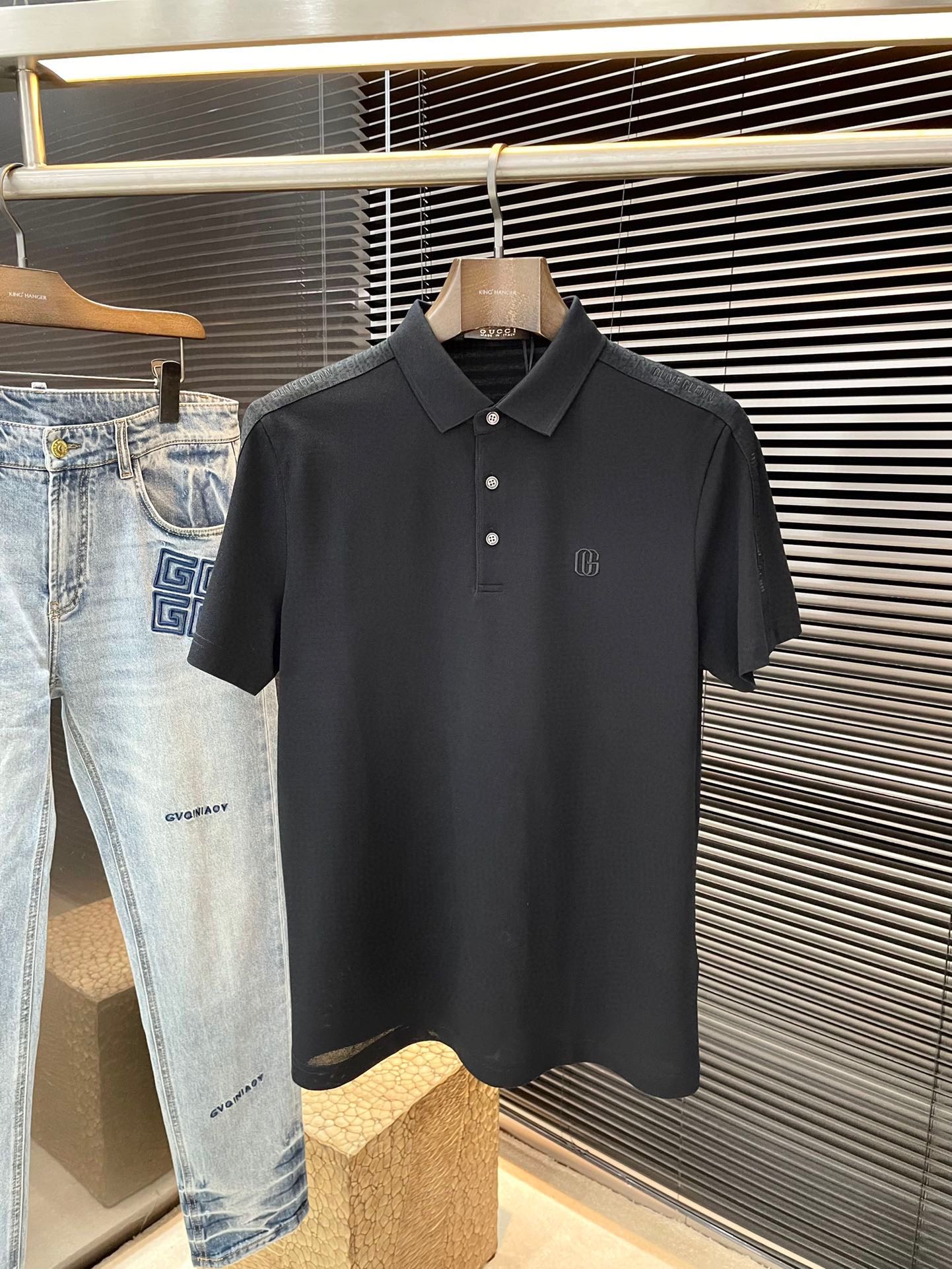 NO:161598,P Gucci (Gucci) has the latest POLO short-sleeved spring and summer 2025, using the latest polyester fiber fabric, which is resistant to washing and not easy to fade, has a soft feel and soft and comfortable composition. Classic design style, special customization, simple cutting and splicing, reflecting the extraordinary craftsmanship of workers, full of high-end and fashionable feeling!  The style is quite good and casual and versatile. Size M-3XL is shipped the next day, gucci, gucci, T-shirt, alexander wang19860909P  Gucci（古驰）2025年春夏最新款POLO短袖,采用最新聚脂纤维面料,耐水洗不易掉色,手感柔软、成分柔软舒适 经典设计风格 特殊定制 简单的裁剪方式拼接,体现出工人不凡的工艺,高端时尚感十足！版型相当赞休闲百搭款.尺码 M-3XL 隔天出货,,gucci,gucci,T-shirt,alexander wang,Men's clothing