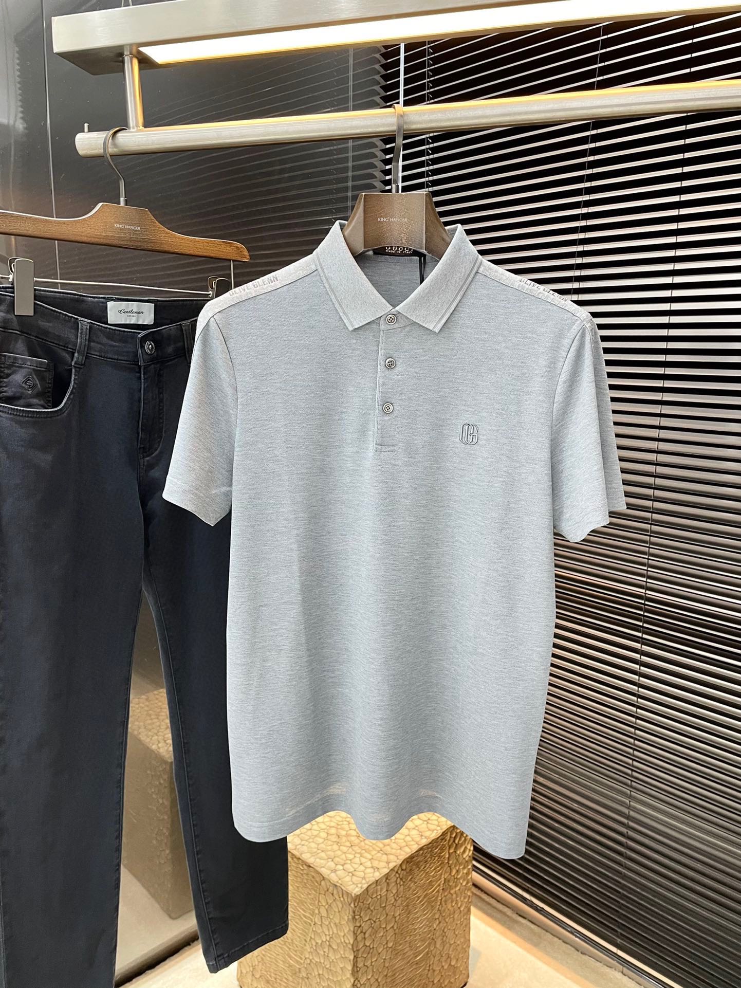 NO:160466,P Gucci (Gucci) has the latest POLO short-sleeved spring and summer 2025, using the latest polyester fiber fabric, which is resistant to washing and not easy to fade, has a soft feel and soft and comfortable composition. Classic design style, special customization, simple cutting and splicing, reflecting the extraordinary craftsmanship of workers, full of high-end and fashionable feeling!  The style is quite good and casual and versatile. Size M-3XL is shipped the next day, gucci, gucci, T-shirt, alexander wang19860909P  Gucci（古驰）2025年春夏最新款POLO短袖,采用最新聚脂纤维面料,耐水洗不易掉色,手感柔软、成分柔软舒适 经典设计风格 特殊定制 简单的裁剪方式拼接,体现出工人不凡的工艺,高端时尚感十足！版型相当赞休闲百搭款.尺码 M-3XL 隔天出货,,gucci,gucci,T-shirt,alexander wang,Men's clothing