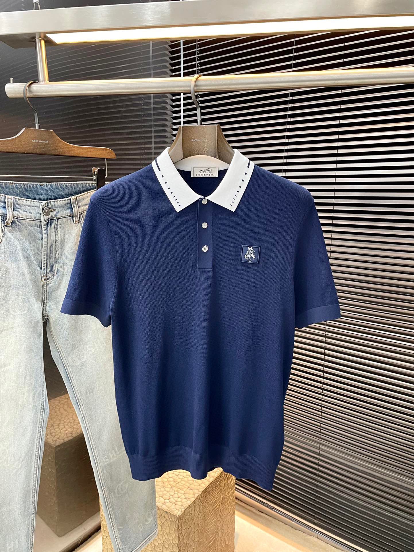 NO:161600,P HERMES (HERMES) 2025 spring and summer latest POLO short sleeves, using the latest Yilit fabric, soft feel, soft and comfortable ingredients, classic design style, special customization, simple cutting method splicing, reflecting the extraordinary craftsmanship of workers, full of high-end fashion sense!  The style is quite good at casual and versatile. Size M-3XL, hermes, hermes, T-shirt, alexander wang19860909P  HERMES（爱马仕）2025春夏最新款POLO短袖,采用最新伊力特面料 手感柔软、成分柔软舒适 经典设计风格 特殊定制 简单的裁剪方式拼接,体现出工人不凡的工艺,高端时尚感十足！版型相当赞休闲百搭款.尺码 M-3XL,,hermes,hermes,T-shirt,alexander wang,Men's clothing