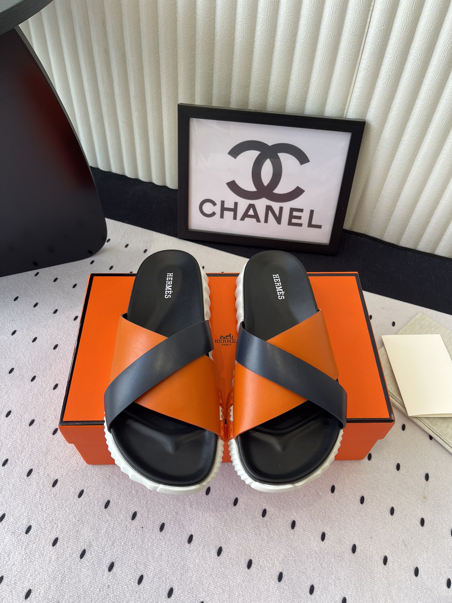 NO:264546,Hermes couple slippers, high-version shipment, super comfortable and not tired of feet, fabric cowhide, lining cowhide, midsole, super soft PU, outsole foam sole   rubber Size: 35-45, slippers, hermes, slippers, cowhide19860909Hermes情侣款拖鞋 高版本出货 上脚超舒服不累脚 面料牛皮 里料牛皮 中底超软PU 大底发泡底 橡胶 Size: 35-45,拖鞋,hermes,slippers,cowhide,Women's Shoes