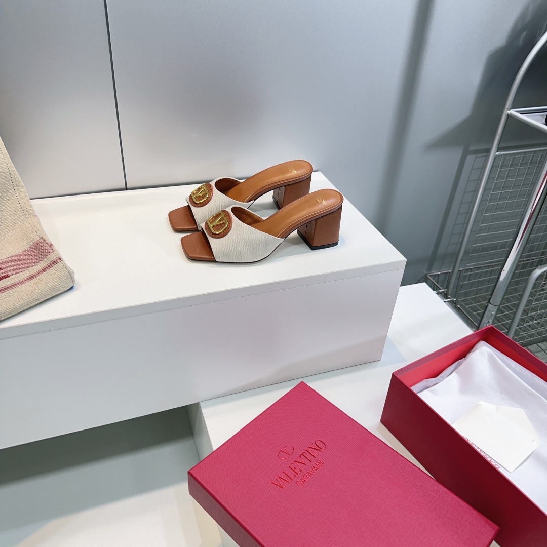 NO:750083,High quality!  Top quality VALENTINO Valentino 26 spring and summer new v-buckle thick heel simple slippers!  New limited edition, synchronized with official website, fashion week new style, recommended by Xiaohongshu, unique style!  Simple and beautiful, generous and elegant!  A slipper worth buying this summer!  The upper is made of first-layer calfskin, the lining is sheepskin, and the original leather outsole is imported from Italy. Heel height: 6.5cm. Size: 35-42 (40.41 42. Customization is non-refundable). Comes with original packaging, slippers, valentino, valentino, slippers, cowhide, sheepskin, Leather soles.19860909高品质！顶级品质VALENTINO 华伦天奴26春夏新品v扣粗跟简易拖鞋！新款限定 官网同步 时装周新款 小红书推荐种草 独特风格！简约精美,大方优雅！这季夏天值得入手的一款拖鞋！ 鞋面采用头层小牛皮 内里垫脚羊皮 意大利进口原色真皮大底 跟高:6.5cm 码数:35-42（40.41 42 定制不退换） 配原版包装,拖鞋,valentino,valentino,slippers,cowhide,sheepskin,Leather soles,Women's Shoes