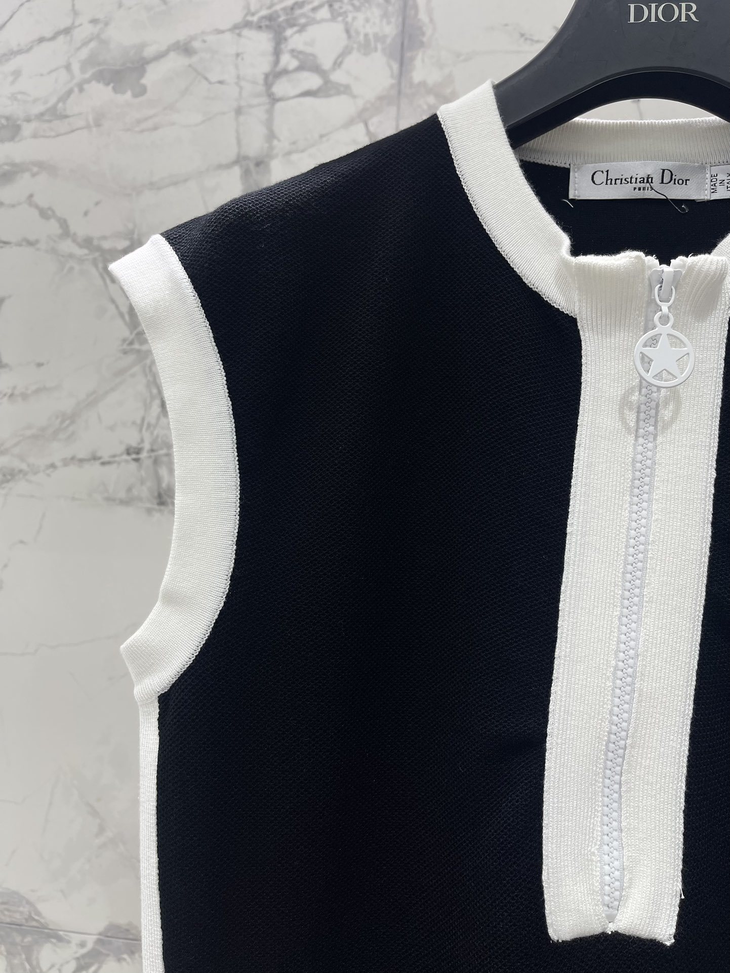 𝗗𝗜𝗢𝗥* 迪奧春夏新款
字母刺绣拼接修身显瘦圆领短袖连衣裙
👗裙子是圆领短袖的设计,简约又不失优雅