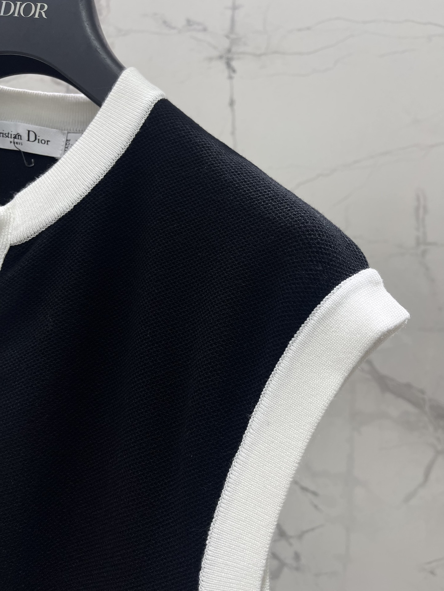 𝗗𝗜𝗢𝗥* 迪奧春夏新款
字母刺绣拼接修身显瘦圆领短袖连衣裙
👗裙子是圆领短袖的设计,简约又不失优雅