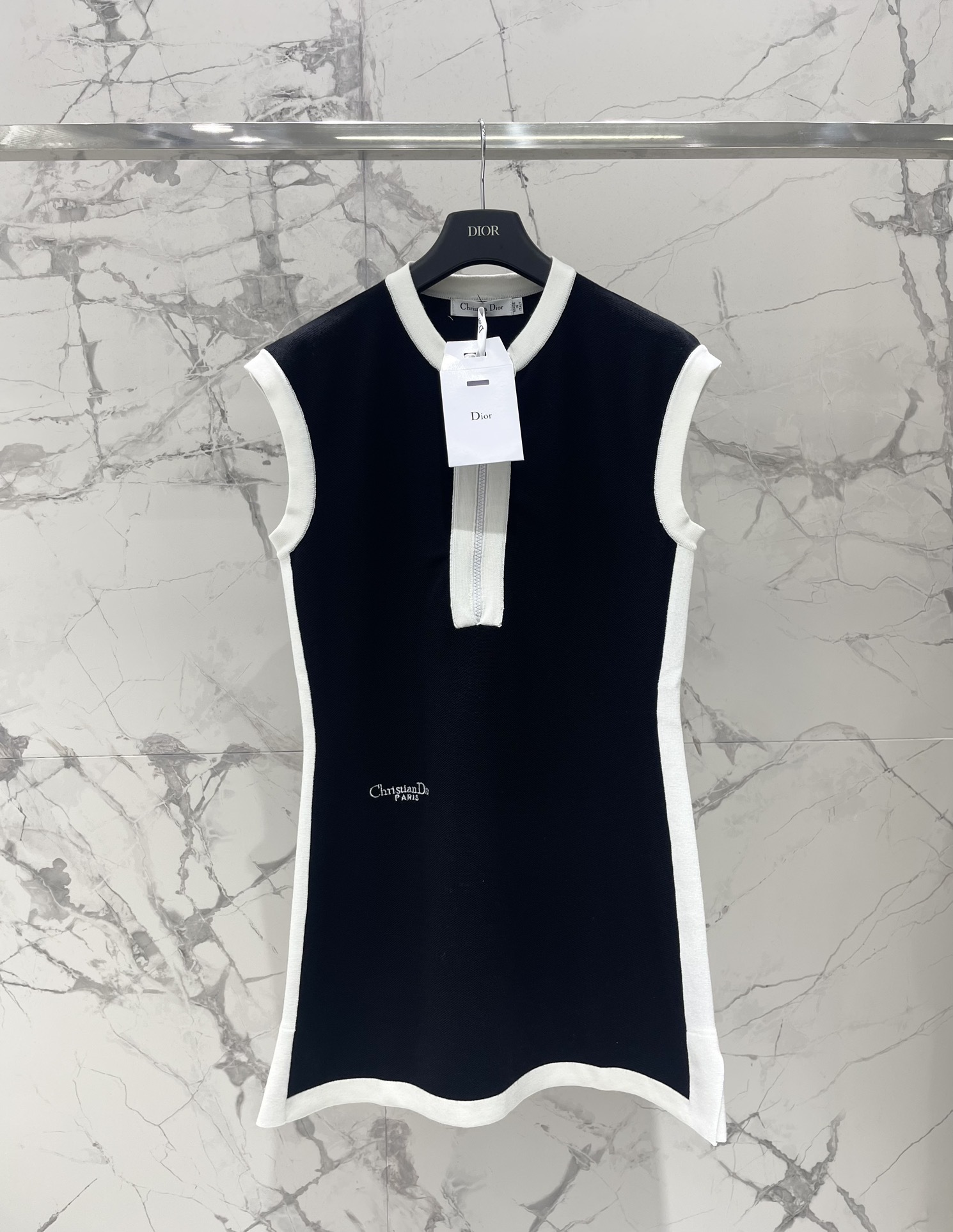 𝗗𝗜𝗢𝗥* 迪奧春夏新款
字母刺绣拼接修身显瘦圆领短袖连衣裙
👗裙子是圆领短袖的设计,简约又不失优雅