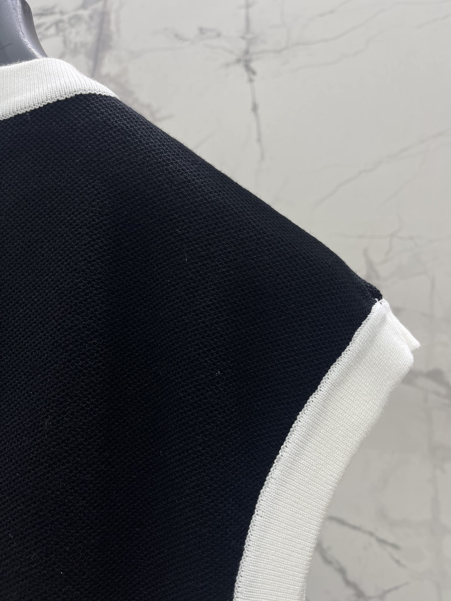 𝗗𝗜𝗢𝗥* 迪奧春夏新款
字母刺绣拼接修身显瘦圆领短袖连衣裙
👗裙子是圆领短袖的设计,简约又不失优雅