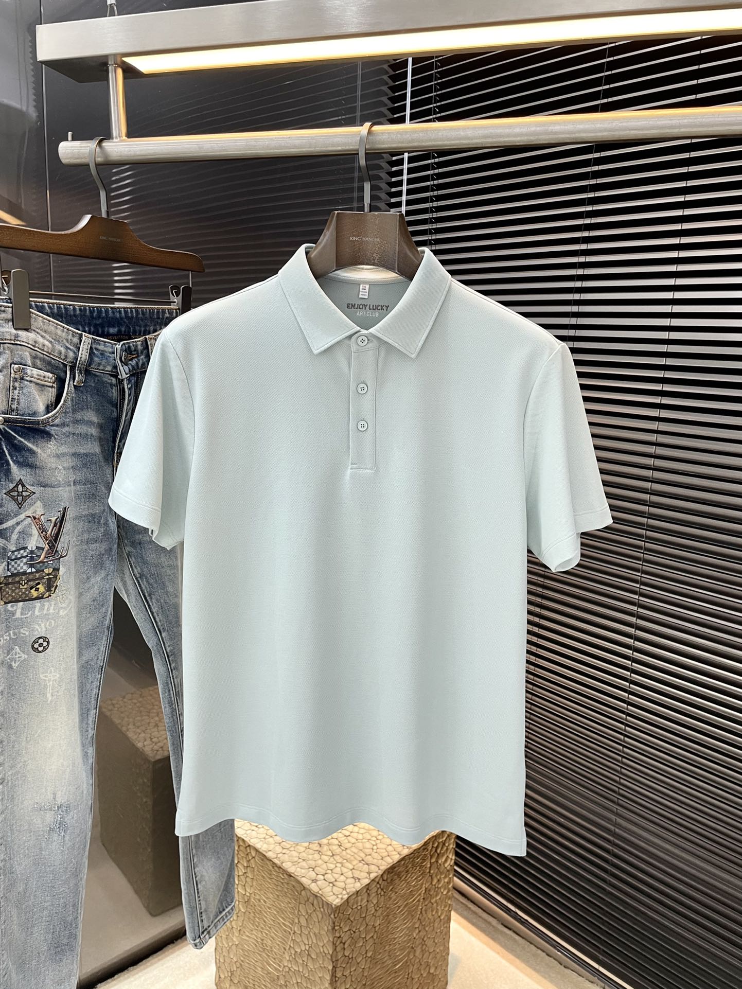 NO:160472,P EmporioArmin- (Armani) The latest POLO short-sleeved spring and summer 2025 uses the latest mulberry silk fabric, which is resistant to washing and not easy to fade. It has soft touch and soft and comfortable ingredients. Classic design style. Special customization. Simple cutting and splicing reflects the extraordinary craftsmanship of workers and is full of high-end and fashionable!  The style is quite good at casual and versatile. Color light green Size M-3XL shipped the next day, Armani, T-shirt, alexander wang19860909P  EmporioArmin-（阿玛尼） 2025年春夏最新款POLO短袖,采用最新桑蚕丝面料,耐水洗不易掉色,手感柔软、成分柔软舒适 经典设计风格 特殊定制 简单的裁剪方式拼接,体现出工人不凡的工艺,高端时尚感十足！版型相当赞休闲百搭款.颜色 浅绿色 尺码 M-3XL 隔天出货,,armani,T-shirt,alexander wang,Men's clothing