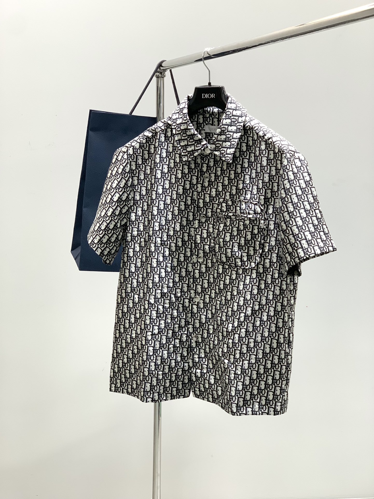 NO:482517,A set of Dior, 2025 summer new products, available at the same time for counters, simple and fashionable casual short-sleeved suit, original imported fabric, comfortable and breathable, top-level jacquard craft letter pattern logo, original hardware and auxiliary decoration, extremely high-end, unique design, fashionable and handsome on the upper body!  3 colors recommendation, code number M-3XL, dior, dior, T-shirt, alexander wang19860909一套Dior 迪奥, 2025夏季新品,专柜同步有售,简约时尚休闲短袖套装,原版进口面料,舒适透气,顶级提花工艺字母图案logo,原版五金辅料装饰,档次极高,独特设计,上身时尚帅气！3色推荐,码数M-3XL,,dior,dior,T-shirt,alexander wang,Men's clothing