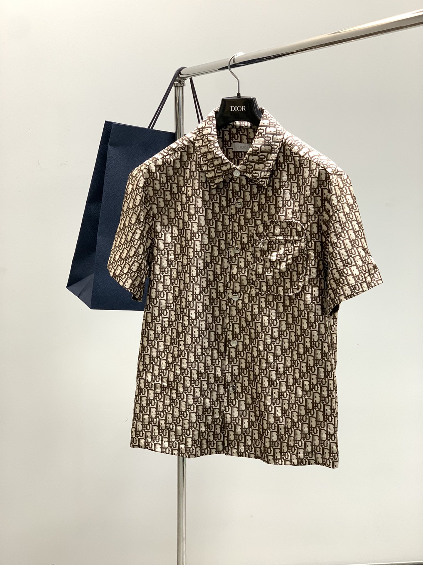 NO:482522,A set, Dior, 2025 summer new product, available at the same time for counters, simple and fashionable casual short-sleeved suit, original imported fabric, comfortable and breathable, top-level jacquard craft letter pattern logo, original hardware and auxiliary decoration, extremely high-end, unique design, fashionable and handsome on the upper body!  3 colors recommendation, code number M-3XL, dior, dior, T-shirt, alexander wang19860909一套,Dior 迪奥, 2025夏季新品,专柜同步有售,简约时尚休闲短袖套装,原版进口面料,舒适透气,顶级提花工艺字母图案logo,原版五金辅料装饰,档次极高,独特设计,上身时尚帅气！3色推荐,码数M-3XL,,dior,dior,T-shirt,alexander wang,Men's clothing