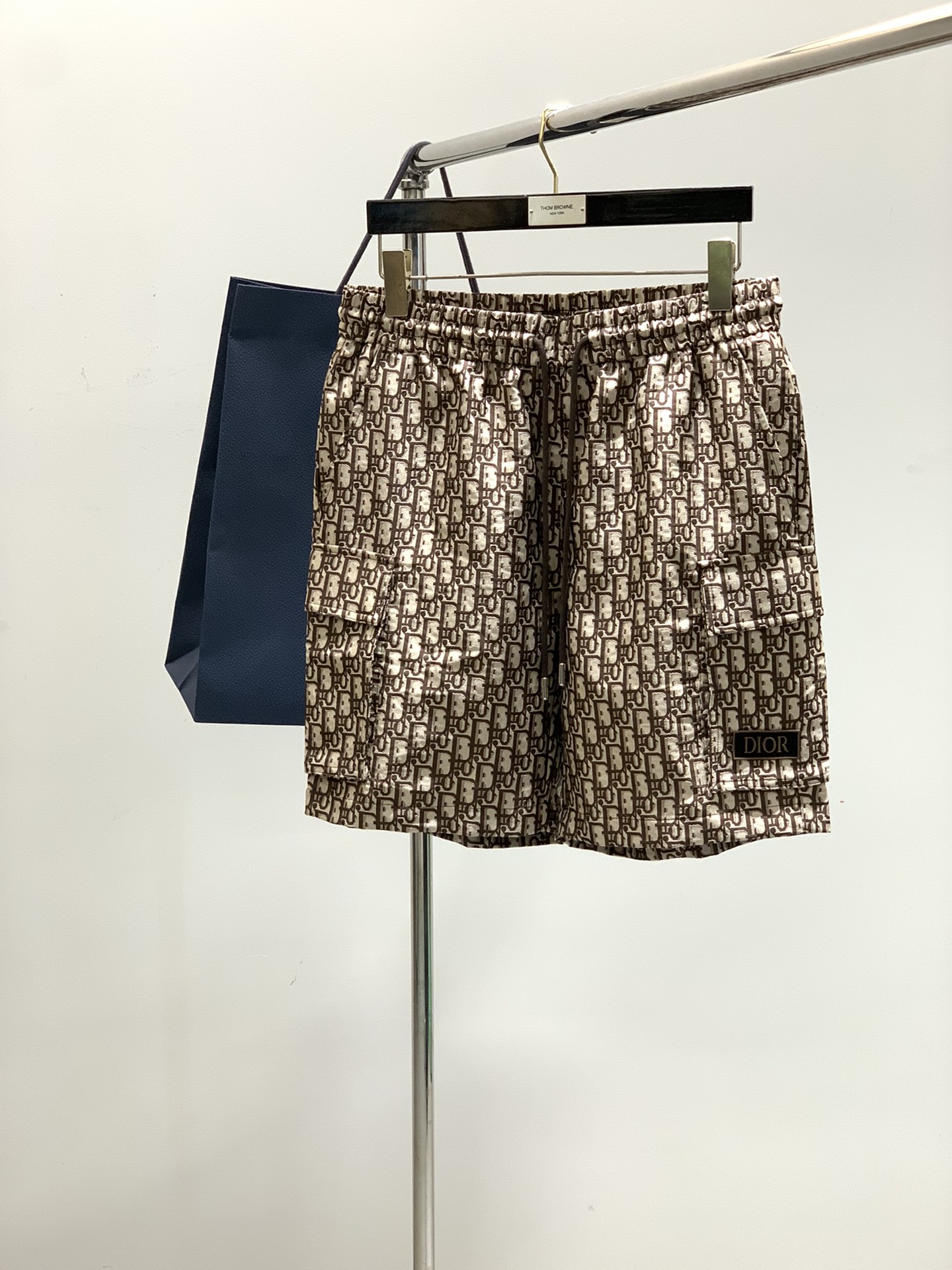 NO:476514,A set of Dior, 2025 summer new products, available at the same time for counters, simple and fashionable casual short-sleeved suit, original imported fabric, comfortable and breathable, top-level jacquard craft letter pattern logo, original hardware and auxiliary decoration, extremely high-end, unique design, fashionable and handsome on the upper body!  3 colors recommendation, code number M-3XL, dior, dior, T-shirt, alexander wang19860909一套Dior 迪奥, 2025夏季新品,专柜同步有售,简约时尚休闲短袖套装,原版进口面料,舒适透气,顶级提花工艺字母图案logo,原版五金辅料装饰,档次极高,独特设计,上身时尚帅气！3色推荐,码数M-3XL,,dior,dior,T-shirt,alexander wang,Men's clothing