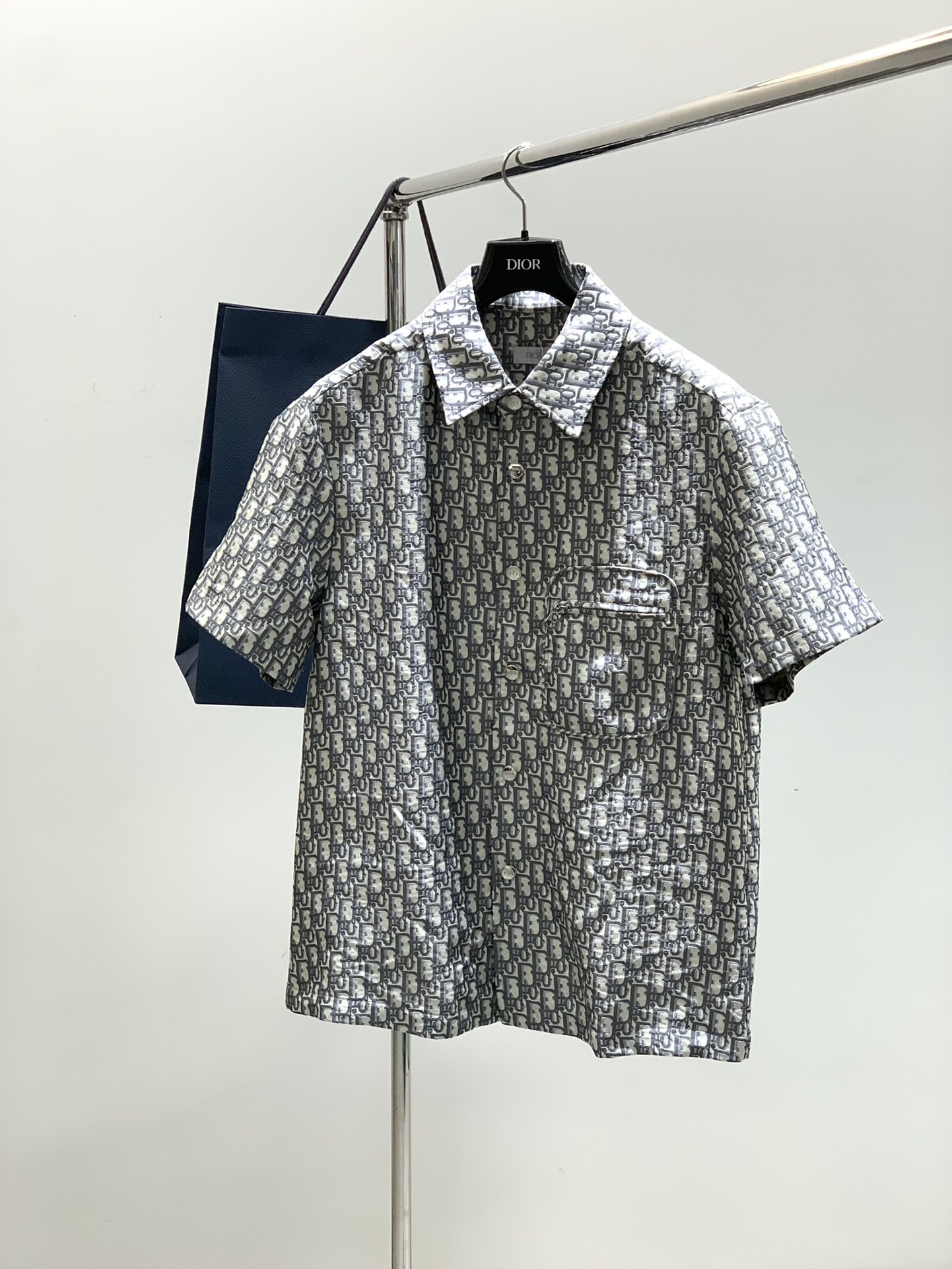 NO:161678,A set, Dior, new summer products, available at the same time for counters, simple and fashionable casual short-sleeved suit, original imported fabric, comfortable and breathable, top-level jacquard craft letter pattern logo, original hardware and auxiliary decoration, extremely high-end, unique design, fashionable and handsome on the upper body!  3 colors recommendation, code number M-3XL, dior, dior, T-shirt, alexander wang19860909一套,Dior 迪奥, 夏季新品,专柜同步有售,简约时尚休闲短袖套装,原版进口面料,舒适透气,顶级提花工艺字母图案logo,原版五金辅料装饰,档次极高,独特设计,上身时尚帅气！3色推荐,码数M-3XL,,dior,dior,T-shirt,alexander wang,Men's clothing