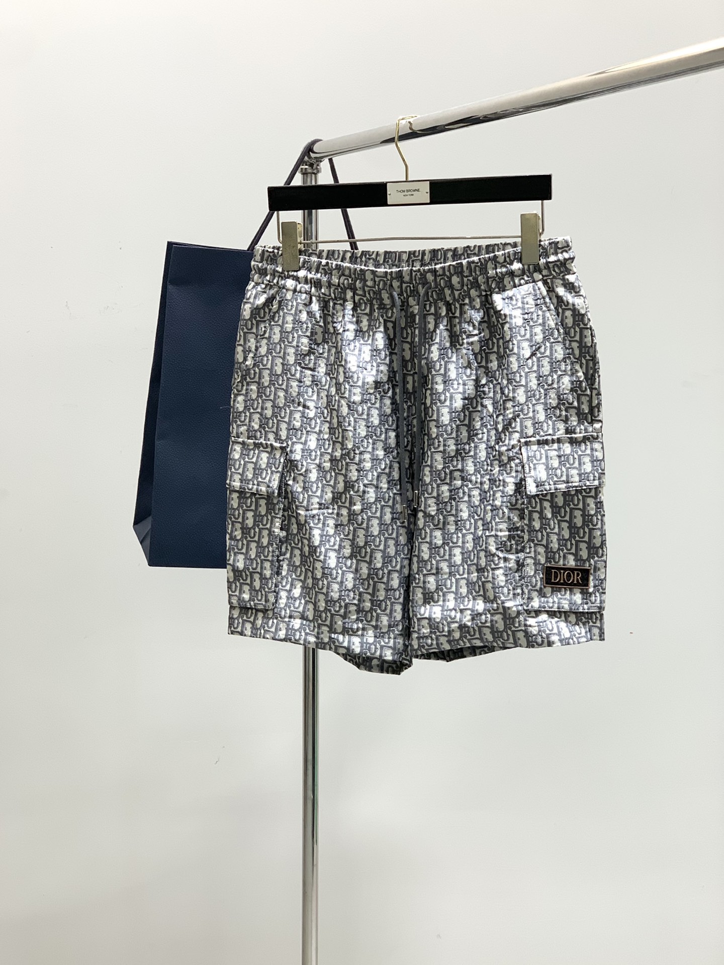 NO:428856,A set, Dior, 2025 summer new product, available at the same time for counters, simple and fashionable casual short-sleeved suit, original imported fabric, comfortable and breathable, top-level jacquard craft letter pattern logo, original hardware and auxiliary decoration, extremely high-end, unique design, fashionable and handsome on the upper body!  3 colors recommendation, code number M-3XL, dior, dior, T-shirt, alexander wang19860909一套,Dior 迪奥, 2025夏季新品,专柜同步有售,简约时尚休闲短袖套装,原版进口面料,舒适透气,顶级提花工艺字母图案logo,原版五金辅料装饰,档次极高,独特设计,上身时尚帅气！3色推荐,码数M-3XL,,dior,dior,T-shirt,alexander wang,Men's clothing