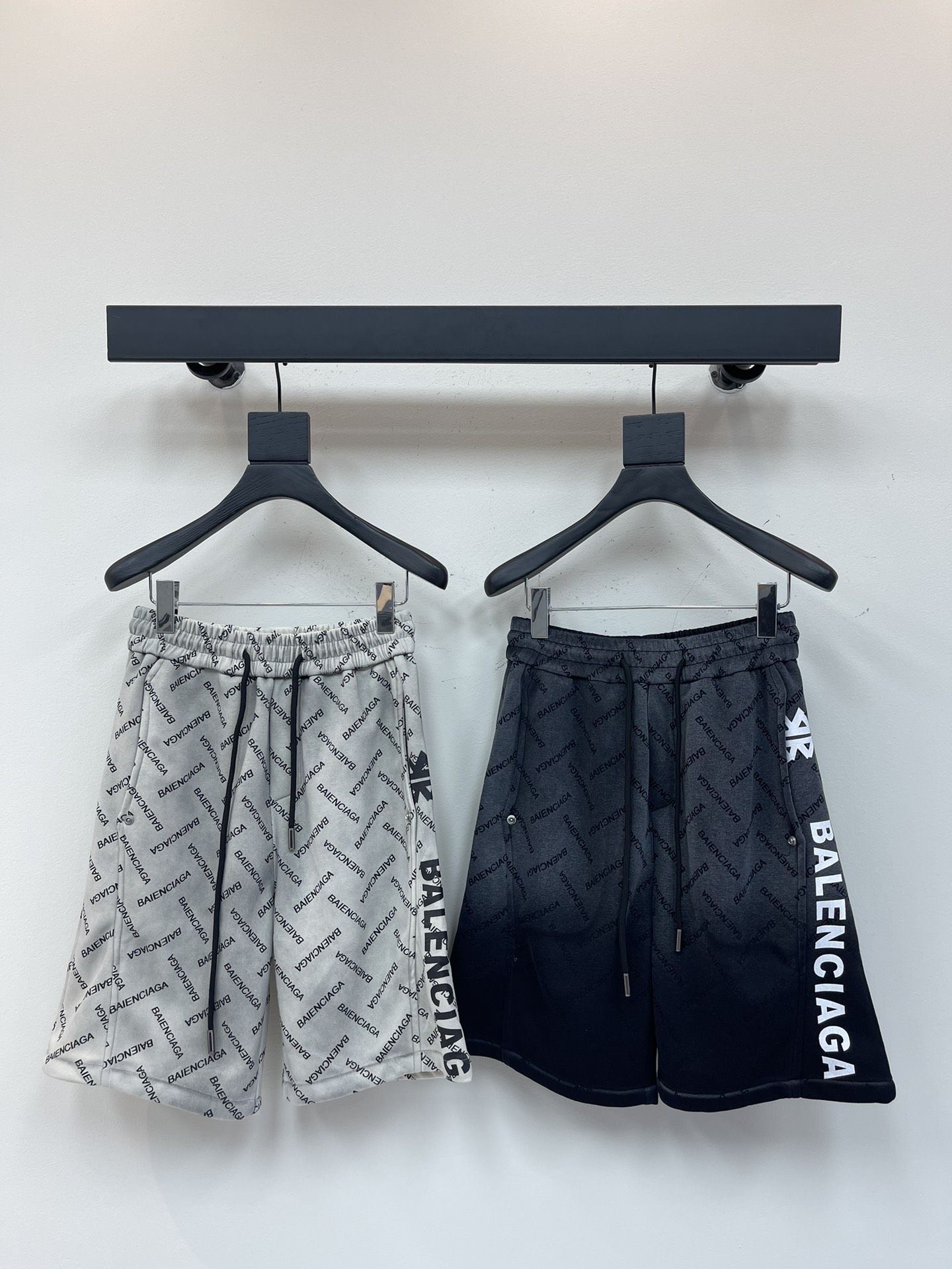 NO:331939,BALENCIA*25 spring and summer new styles for men and women, casual drawstring shorts, sports and casual pinch pants!  Imported pure cotton material, it is breathable and comfortable to wear with close body, and the style is very three-dimensional, beautiful colors, eye-catching and fashionable!  The unique patterns will definitely make you stand out in the crowd!  The casual and loose five-point pants cutout   elastic drawstring waist design, the upper body effect is age-reducing and versatile, and it can be easily used for daily casual outfits for both men and women!  Size M-3XL, balenciaga, shorts, alexander wang19860909BALENCIA*25春夏新款男女同款休闲抽绳短裤,运动休闲五分裤！进口纯棉材质,贴身穿着透气亲肤舒适,版型非常具有立体效果色彩靓丽、吸睛时髦度爆棚！与众不同的图案绝对可以让你在人群中出彩万分！休闲宽松的五分裤版型裁剪 松紧抽绳裤腰设计,上身效果减龄又百搭,轻松Get起日常休闲穿搭,男女皆可轻松驾驭！尺码M-3XL,,balenciaga,shorts,alexander wang,Women's clothing