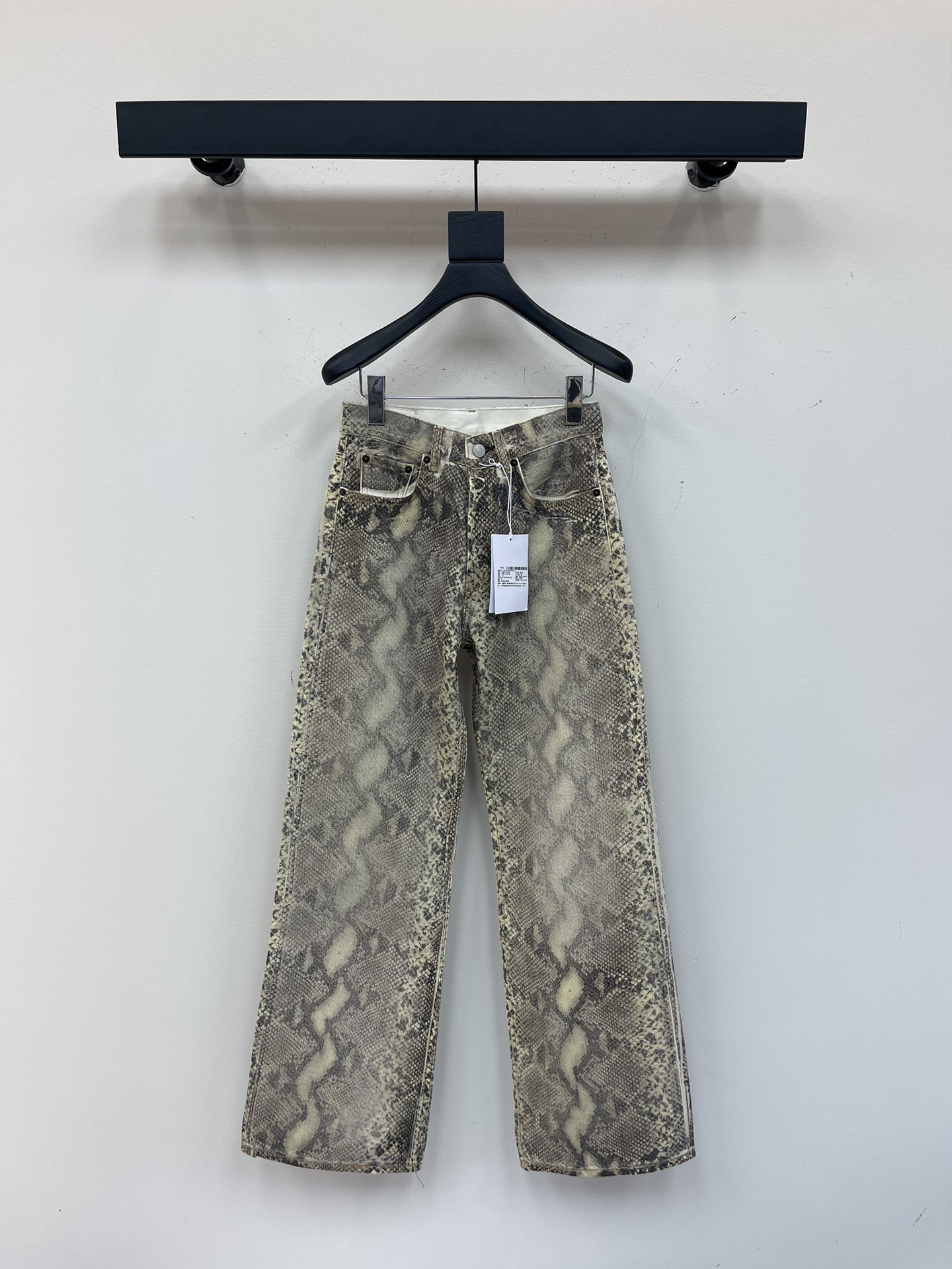 NO:331956,ACN* Snake-print loose trousers This style is really amazing. Snake-year limited edition, super realistic snake-print pants. Everyone is not too much. It is easy to match. It is very stylish. The style is loose, so you can control any body shape. Same model for men and women. Size 26/S.27/M.28/L.29/XL,,alexander wang19860909ACN*蛇纹印花宽松长裤 这款真的很神 蛇年限定 超绝逼真蛇纹印花裤子 潮人人手一件不过分 挺好搭配的 怎么搭配都很范 版型是宽松的 所以任何身形都可以驾驭 男女同款 尺码26/S.27/M.28/L.29/XL,,alexander wang,Women's clothing