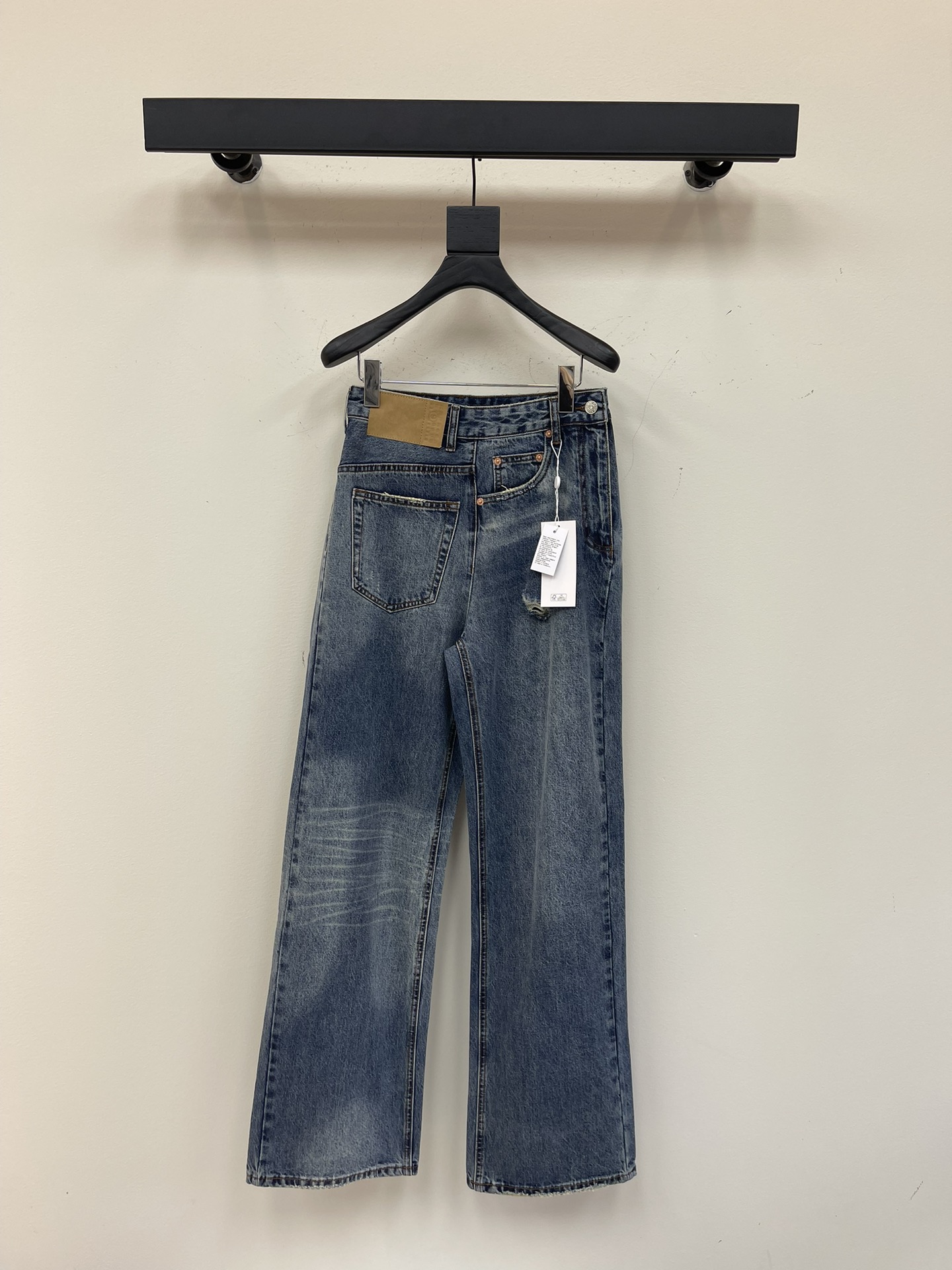 NO:331959,MM6 Magila reverse waist ripped trousers adopt primary color yeast washing process, fixed weaving, dyeing and washing process, selected imported denim fabric, soft and comfortable texture, personality reverse waist design, straight wide-leg loose style, upper body makes you look slimming and long legs, whoever wears it, can control any body shape Customized yb hardware accessories, texture online~ SML,,masion margiela,masion margiela,alexander wang19860909MM6马吉拉反转腰破洞长裤 采用原色酵母水洗工艺 定织定染洗水工艺 精选进口牛仔面料 质感柔软舒适 个性反转腰头设计 直筒阔腿宽松版型 上身显瘦显腿长 谁穿谁显瘦系列 任何身形都可驾驭 定制yb五金配件,质感在线~ SML,,masion margiela,masion margiela,alexander wang,Women's clothing