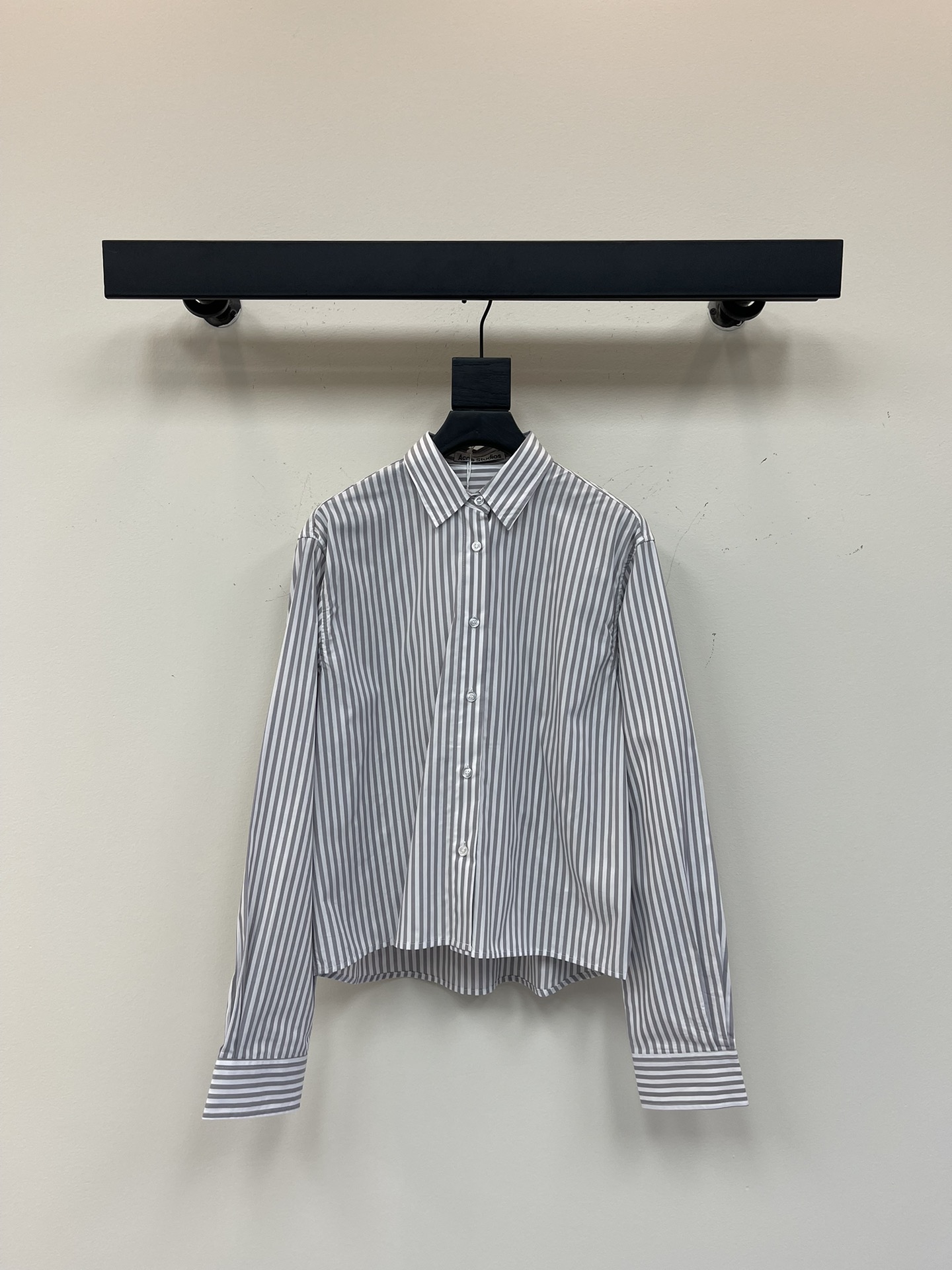 NO:331965,Acne Studio*25 Spring and Summer New Striped Long Sleeve Shirt!  The retro literary style small short H-style style is fashionable and handsome!  The back printed logo is low-key and luxurious, and the original customized imported fabric has a great texture. It is a sweet and salty product to reduce age!  The style is not picky and the upper body looks very slim!  British neutral style dressing interpretation. Workmanship quality depends on details. SML, acne studios, shirts, alexander wang19860909Acne Studi*25春夏新款条纹长袖衬衫！复古文艺风小短款H版型时髦又帅气！后背印花logo低调奢华,原版定制进口面料质感超赞.可甜可盐的减龄单品！版型不挑人上身超显瘦！英伦中性风穿搭演绎.做工品质看细节.SML,,acne studios,shirts,alexander wang,Women's clothing