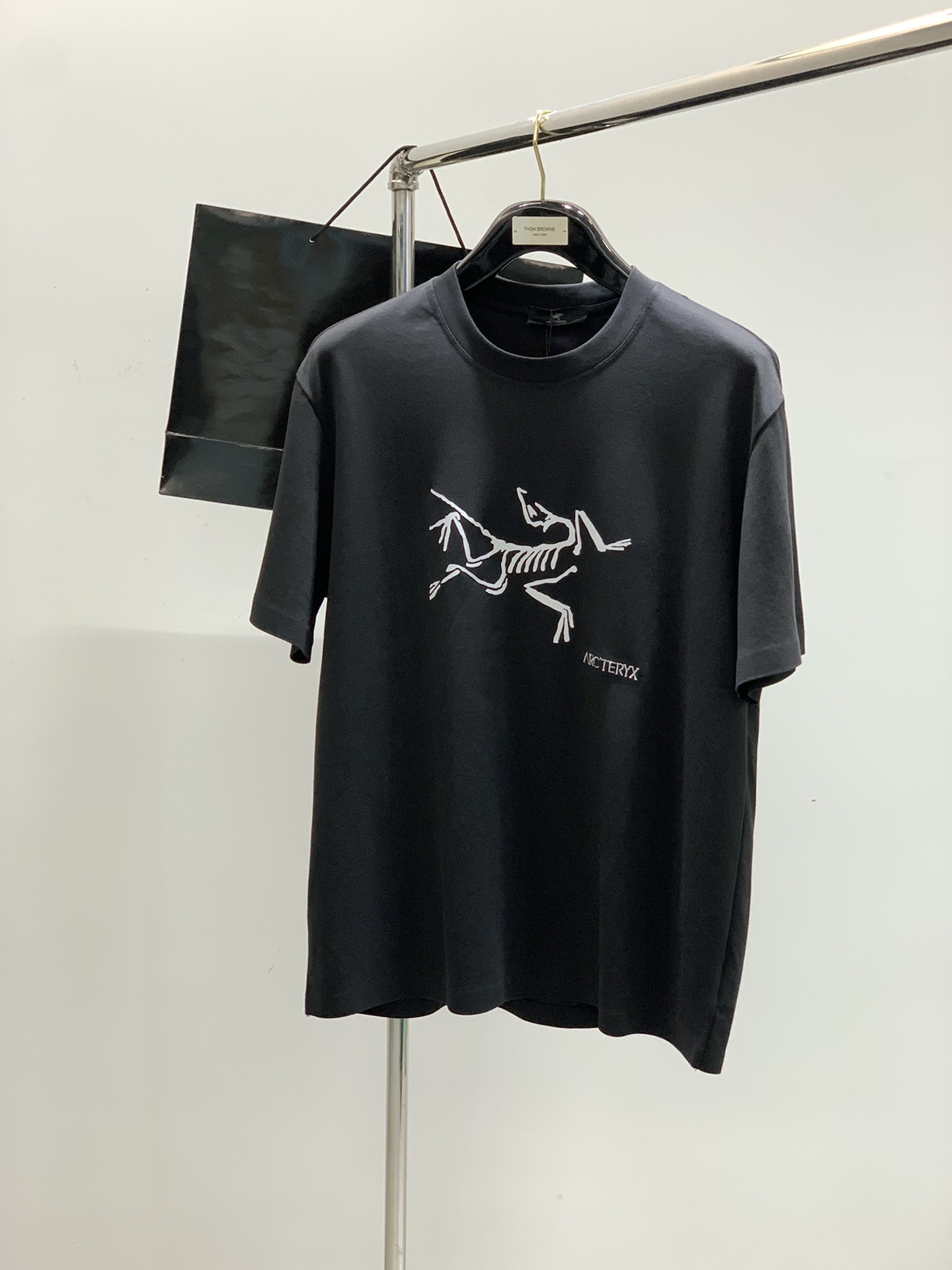 NO:161686,,ARCTERYX Archaeoptera bird, new summer AW product, fashionable and casual round neck short-sleeved T-shirt, available at the same time for counters, original singles, imported original fabrics, extremely complex craftsmanship, fairly elegant and fashionable visuals, noble and elegant, from the main fabric to the detailed craftsmanship, highlighting the ingenuity of fashion, 3 colors recommendations, codes L-4XL, arc'teryx, T-shirt,tees, t-shirt, alexander wang19860909,ARCTERYX 始祖鸟,夏季AW新品,时尚休闲圆领短袖T恤,专柜同步有售,原单狠货,进口原版面料,工艺极度复杂,视觉相当雅致时髦,高贵而优雅,从主体面料到细节工艺,彰显时装的匠心所在,3色推荐,码数L-4XL,arc'teryx,T-shirt,tees，t-shirt,alexander wang,Men's clothing