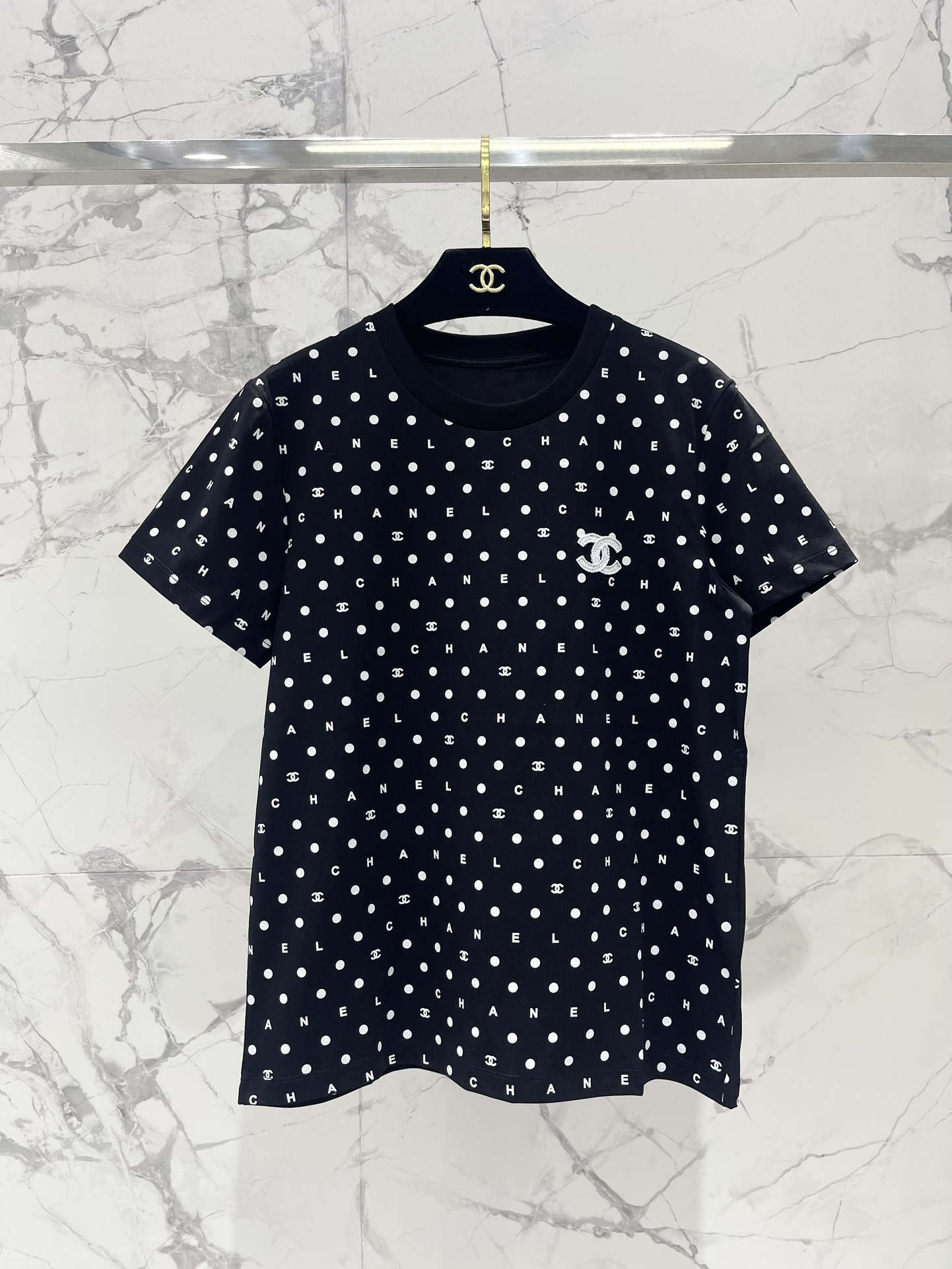 NO:331789,*Xiaoxiang's new Polka dot embroidery beads and sheet cotton short sleeves. A super beautiful Polka dot embroidery beads and sheet cotton short sleeves. I fell in love with it at a glance!  The classic polka dot elements, paired with exquisite bead embroidery, are full of details!  Each polka dot is like a jumping note, adding infinite vitality and playfulness to the whole dress!  The cotton fabric is soft, comfortable and breathable, and it won’t feel stuffy when worn in summer. The short-sleeved design is simple and elegant. Whether worn alone or with a jacket, it can be easily controlled, showing different styles and charm!  Especially this bead embroidery, shining in the sun. SML, Jackets & coats, T-shirt, alexander wang19860909*小香新款波点绣珠片棉质短袖 一款超级美腻的波点绣珠片棉质短袖,一眼就爱上了！ 经典的波点元素,搭配上精致的珠片绣饰,简直是细节满满！每一个波点都像是跳跃的音符,为整件衣服增添了无限的活力与俏皮感！ 棉质的面料,柔软舒适又透气,夏天穿也不会觉得闷热.短袖的设计,简约大方,无论是单穿还是搭配外套,都能轻松驾驭,展现出不同的风格魅力！ 特别是这珠片绣饰,在阳光下闪闪发光. 码数SML,,jackets & coats,T-shirt,alexander wang,Women's clothing