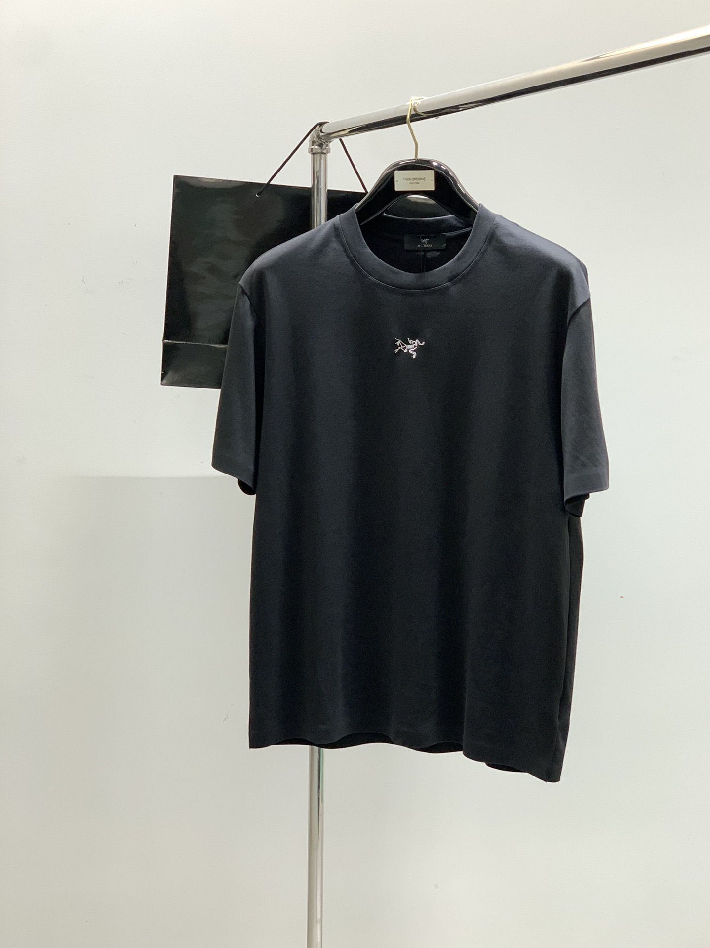 NO:160552,,ARCTERYX Archaeopteryx, 2025 summer AW new product, fashionable and casual round neck short-sleeved T-shirt, available at the counter, original singles, imported original fabrics, extremely complex craftsmanship, fairly elegant and fashionable visuals, noble and elegant, from the main fabric to the detailed craftsmanship, highlighting the ingenuity of fashion, 3 colors recommendations, codes L-4XL, arc'teryx, T-shirt,tees, t-shirt, alexander wang19860909,ARCTERYX 始祖鸟,2025夏季AW新品,时尚休闲圆领短袖T恤,专柜同步有售,原单狠货,进口原版面料,工艺极度复杂,视觉相当雅致时髦,高贵而优雅,从主体面料到细节工艺,彰显时装的匠心所在,3色推荐,码数L-4XL,arc'teryx,T-shirt,tees，t-shirt,alexander wang,Men's clothing