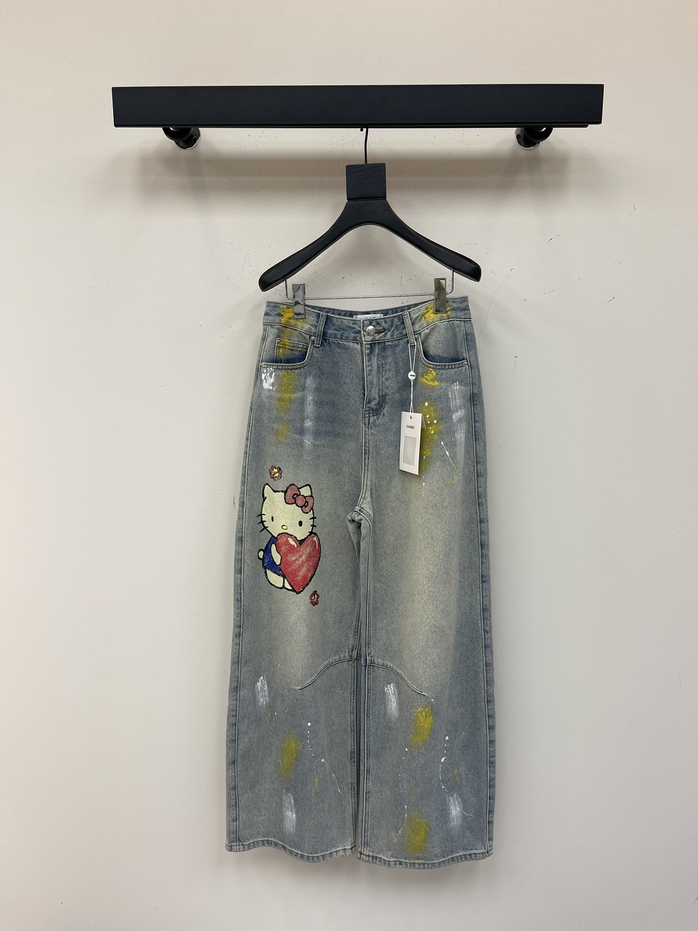 NO:331942,Chane's small fragrance painted graffiti KT cat wide-leg jeans are made of pure cotton fabric. The denim is soft. The painted graffiti Katie design. Loose wide-leg style. Slimming and shading flesh and long legs. All-match classic style. Customized hardware accessories. Workmanship quality depends on details. SML, chanel, jeans, alexander wang.19860909Chane*小香油漆涂鸦KT猫阔腿牛仔裤 采用纯棉的面料 牛仔上身柔软 油漆涂鸦凯蒂猫设计 宽松阔腿版型 显瘦遮肉显腿长 百搭经典款 定制五金配件 做工品质看细节 SML,,chanel,jeans,alexander wang,Women's clothing
