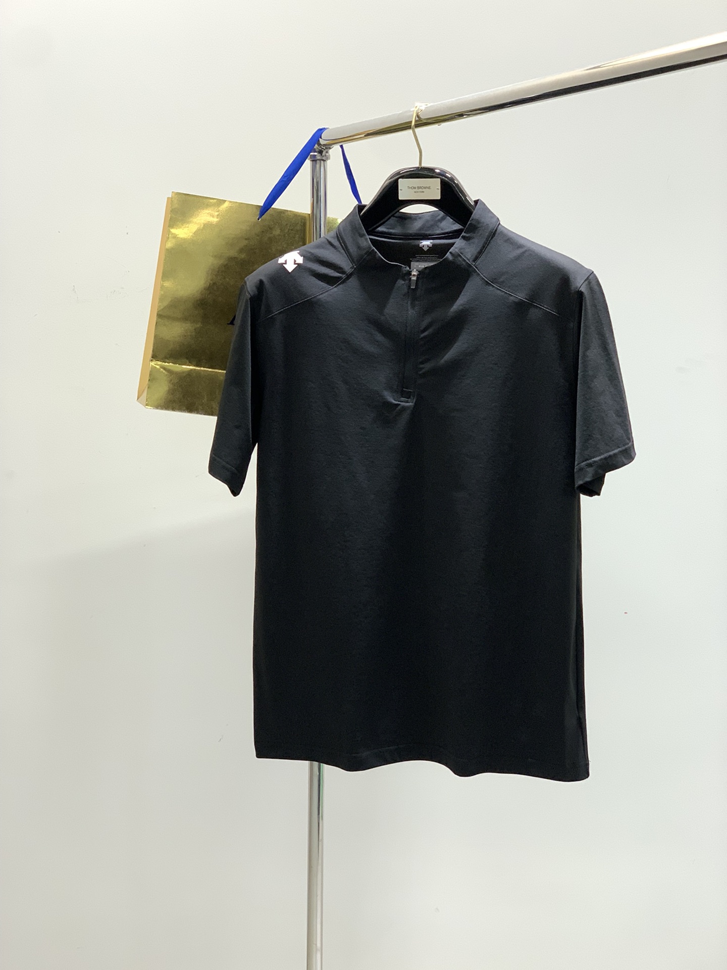 NO:161690,,DESCENTE, new summer style, fashionable and casual short-sleeved T-shirt, available at the counter, original singles, top-grade printing craft letter pattern decoration logo, customized original hardware and auxiliary materials decoration, extremely high grade, fashionable and stylish upper body, complete three standards, must-have items for trendy people, 3 colors recommendation, code number L-4XL, T-shirt,tees, t-shirt,alexander wang19860909,DESCENTE 迪桑特,夏季新款,时尚休闲短袖T恤,专柜同步有售,原单狠货,顶级印花工艺字母图案装饰logo,定制原版五金辅料装饰,档次极高,上身时尚有型,三标齐全,潮人必备单品,3色推荐,码数L-4XL,,T-shirt,tees，t-shirt,alexander wang,Men's clothing