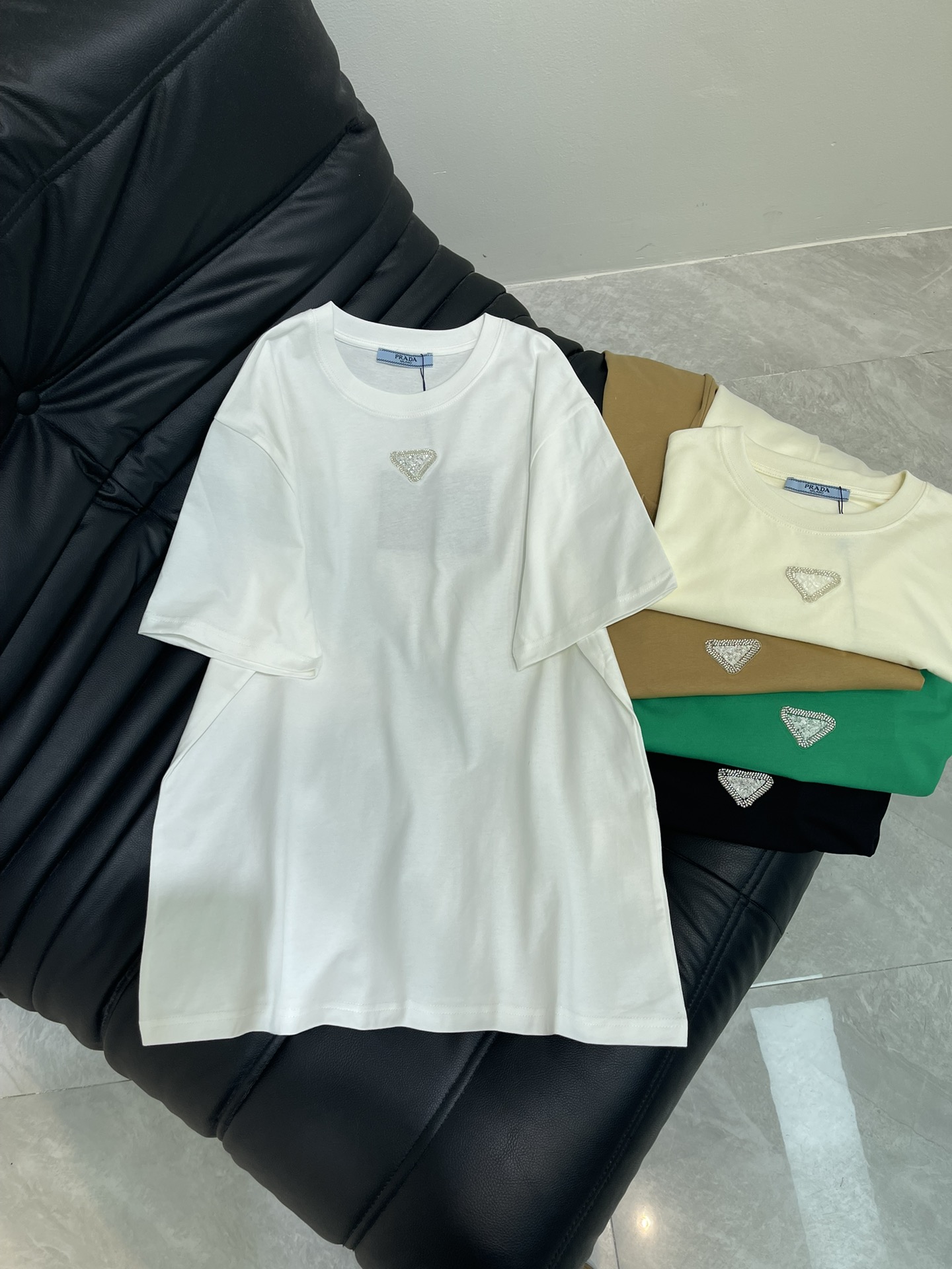 NO:331950,Prad*25 spring and summer new product heavy industry bead piece embroidered logo short-sleeved T-shirt with exquisite regular style and huge slim upper body!  Customized latest triangle pattern, low-key and luxurious!  A must-have item for fashionable things unlocks all outfits!  Determine the quality of my home!  Classic items are fashionable and high-end, and the classic style is versatile and not picky!  SML, prada, T-shirt,tees, t-shirt,alexander wang19860909Prad*25春夏新品重工珠片刺绣logo短袖T恤 精致常规版型上身巨显瘦！ 定制最新三角图案 低调奢华！ 时髦精必备单品解锁所有穿搭！ 认准我家品质！经典单品时髦又高级 经典版型百搭不挑人！ SML,,prada,T-shirt,tees，t-shirt,alexander wang,Women's clothing