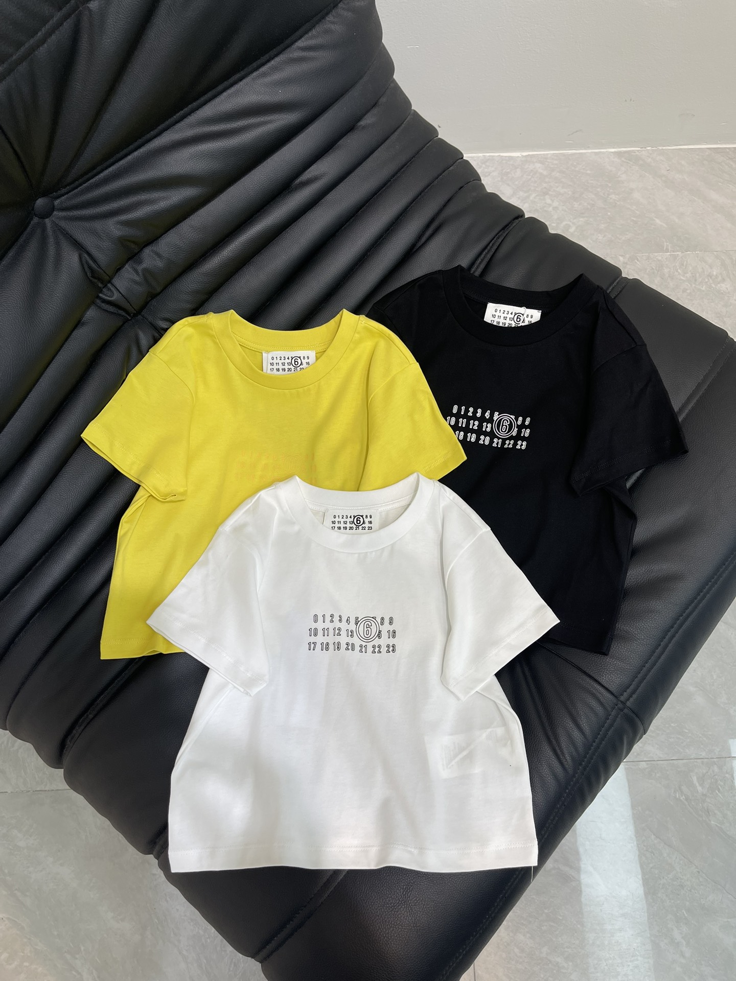 NO:331953,MM6*25 spring and summer new printed short-sleeved T-shirt with exquisite short style, huge slim upper body!  Large factory craftsmanship is low-key and luxurious!  A must-have item for fashionable things unlocks all outfits!  Determine the quality of my home!  Fashionable and high-end, the classic style is versatile and not picky!  SML, Masion Margiela, T-shirt,tees, t-shirt,alexander wang19860909MM6*25春夏新品印花短袖T恤 精致短版型上身巨显瘦！ 大工厂工艺低调奢华！ 时髦精必备单品解锁所有穿搭！ 认准我家品质！时髦又高级 经典版型百搭不挑人！ SML,,masion margiela,T-shirt,tees，t-shirt,alexander wang,Women's clothing