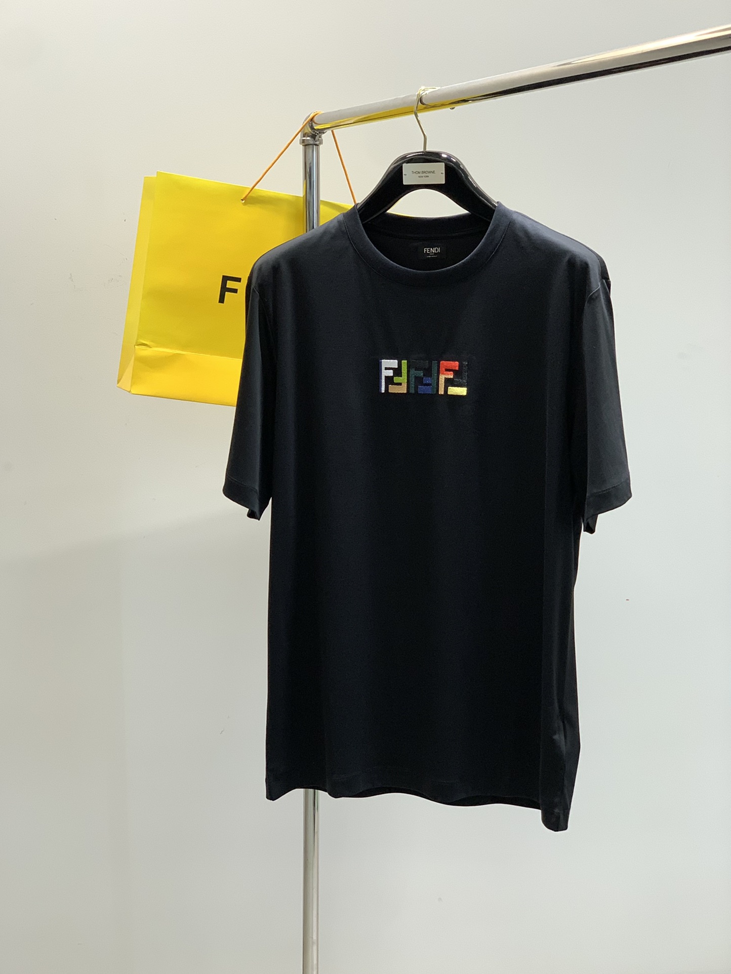 NO:160560,,FENDI Fendi, the latest summer products in 2025, special counters are available at the same time, original singles, casual and fashionable round neck short-sleeved T-shirt, imported original fabric, top-grade embroidery craft letter pattern logo, unique design, comfortable and breathable upper body, extremely high grade, handsome upper body, 2 colors recommendation, code number M-3XL,,fendi,fendi,T-shirt,tees,t-shirt,alexander wang19860909,FENDI 芬迪,2025夏季最新品,专柜同步有售,原单狠货,休闲时尚圆领短袖T恤,进口原版面料,顶级刺绣工艺字母图案logo,独特设计,上身舒适透气,档次极高,上身帅气十足,2色推荐,码数M-3XL,,fendi,fendi,T-shirt,tees，t-shirt,alexander wang,Men's clothing