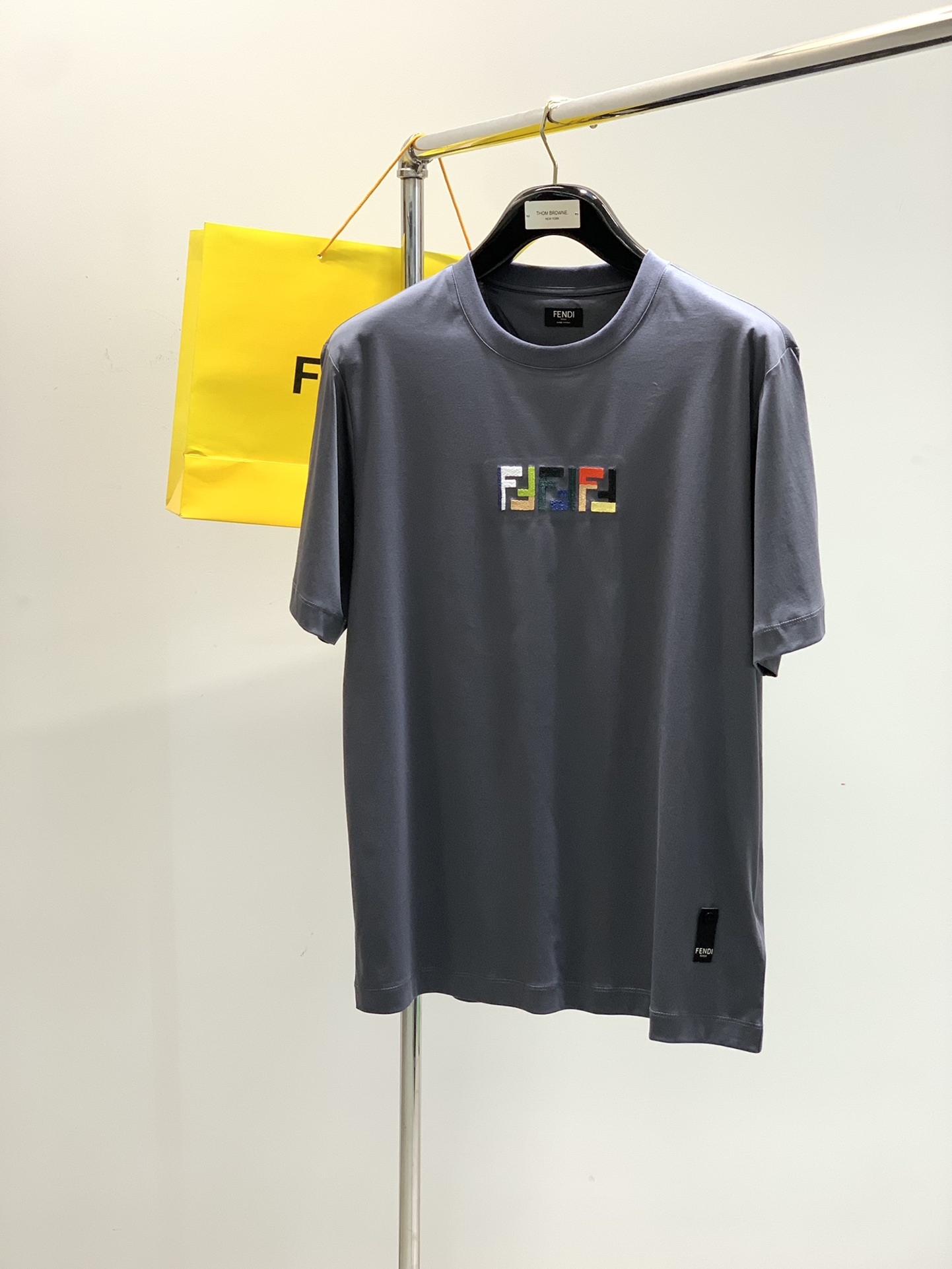 NO:161688,,FENDI Fendi, the latest summer products, special counters are available at the same time, original singles, casual and fashionable round neck short-sleeved T-shirt, imported original fabric, top-grade embroidery craft letter pattern logo, unique design, comfortable and breathable upper body, extremely high grade, handsome upper body, 2 colors recommendation, code number M-3XL,,fendi,fendi,T-shirt,tees,t-shirt,alexander wang19860909,FENDI 芬迪,夏季最新品,专柜同步有售,原单狠货,休闲时尚圆领短袖T恤,进口原版面料,顶级刺绣工艺字母图案logo,独特设计,上身舒适透气,档次极高,上身帅气十足,2色推荐,码数M-3XL,,fendi,fendi,T-shirt,tees，t-shirt,alexander wang,Men's clothing