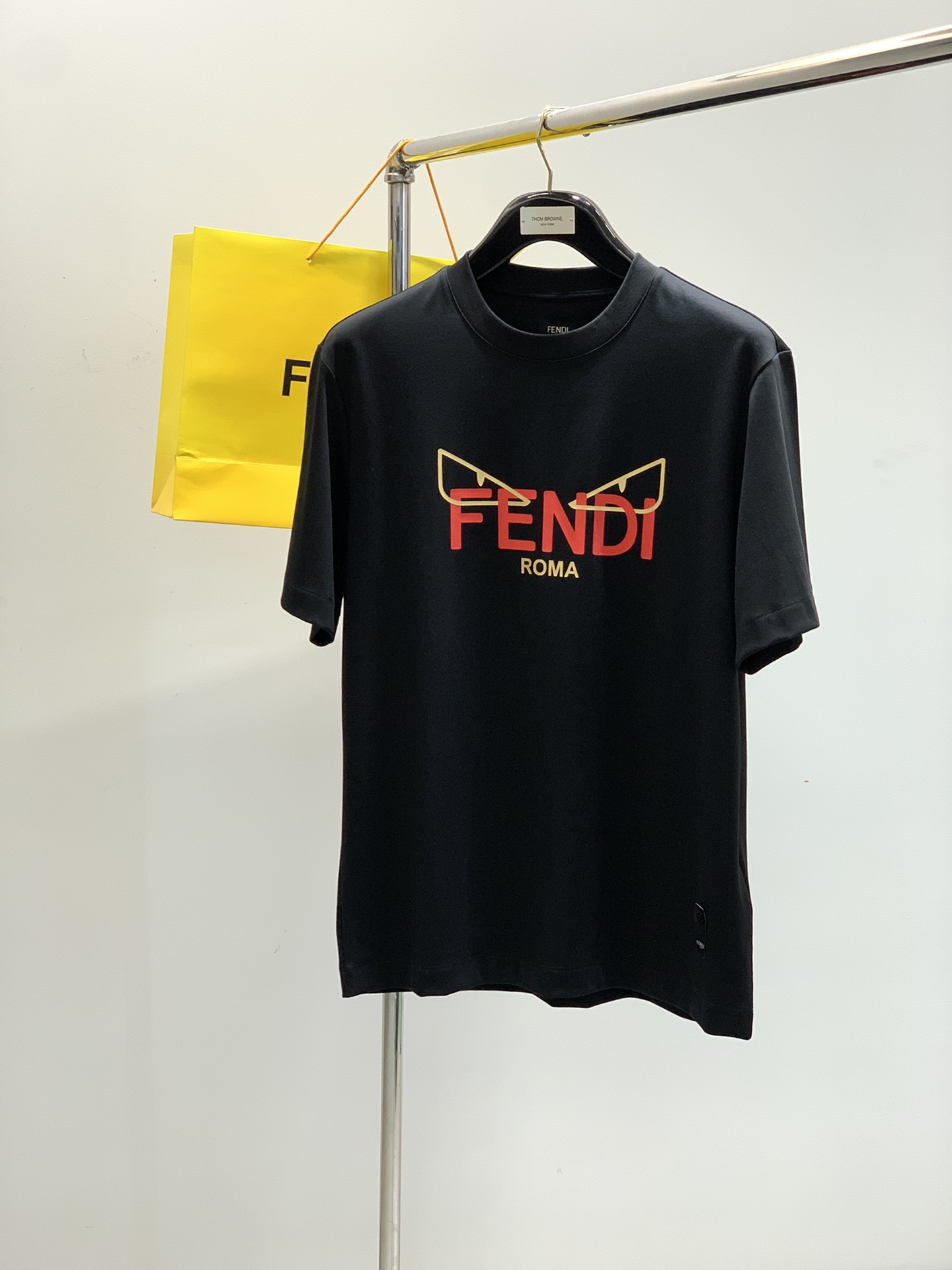 NO:160567,,FENDI Fendi, the latest summer products in 2025, special counters are available at the same time, original singles, casual and fashionable round neck short-sleeved T-shirt, imported original fabric, top-grade printing craft letter pattern logo, unique design, comfortable and breathable upper body, extremely high grade, handsome upper body, yard L-3XL,,fendi,fendi,T-shirt,tees,t-shirt,alexander wang19860909,FENDI 芬迪,2025夏季最新品,专柜同步有售,原单狠货,休闲时尚圆领短袖T恤,进口原版面料,顶级印花工艺字母图案logo,独特设计,上身舒适透气,档次极高,上身帅气十足,码数L-3XL,,fendi,fendi,T-shirt,tees，t-shirt,alexander wang,Men's clothing