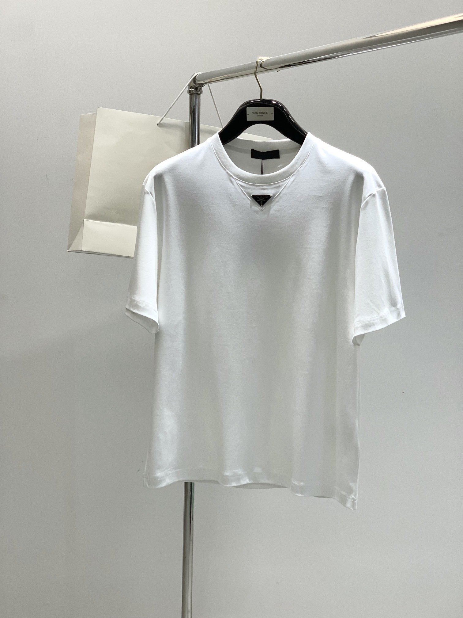 NO:160570,,PRADA Prada, the latest summer products in 2025, available at the counter at the same time, fashionable and casual round neck short-sleeved T-shirt, imported original fabric, extremely complex workmanship, the only channel that can be used as a purchasing agent level, top-level printing craft letter pattern logo, extremely high grade, comfortable and versatile, handsome and stylish upper body, 2 colors recommendation, code number M-3XL,,prada,prada,T-shirt,tees,t-shirt,alexander wang19860909,PRADA 普拉达,2025夏季最新品,专柜同步有售,时尚休闲圆领短袖T恤,进口原版面料,做工极为复杂,唯一可以做代购级别的渠道狠货,顶级印花工艺字母图案logo,档次极高,舒适百搭,上身帅气有型,2色推荐,码数M-3XL,,prada,prada,T-shirt,tees，t-shirt,alexander wang,Men's clothing