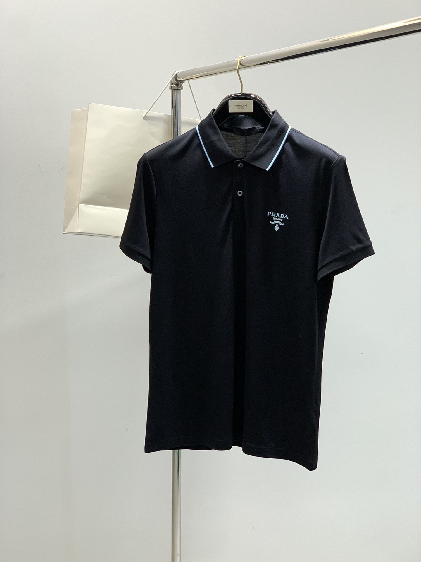 NO:160573,,PRADA Prada, the latest summer products in 2025, available at the counter at the same time, fashionable and casual lapel short-sleeved T-shirts, imported original fabrics, extremely complex workmanship, the only channel that can be used as a purchasing agent level, top-level printing craft letter pattern logo, extremely high grade, comfortable and versatile, handsome and stylish upper body, code number M-3XL,,prada,prada,T-shirt,tees,t-shirt,alexander wang19860909,PRADA 普拉达,2025夏季最新品,专柜同步有售,时尚休闲翻领短袖T恤,进口原版面料,做工极为复杂,唯一可以做代购级别的渠道狠货,顶级印花工艺字母图案logo,档次极高,舒适百搭,上身帅气有型,码数M-3XL,,prada,prada,T-shirt,tees，t-shirt,alexander wang,Men's clothing