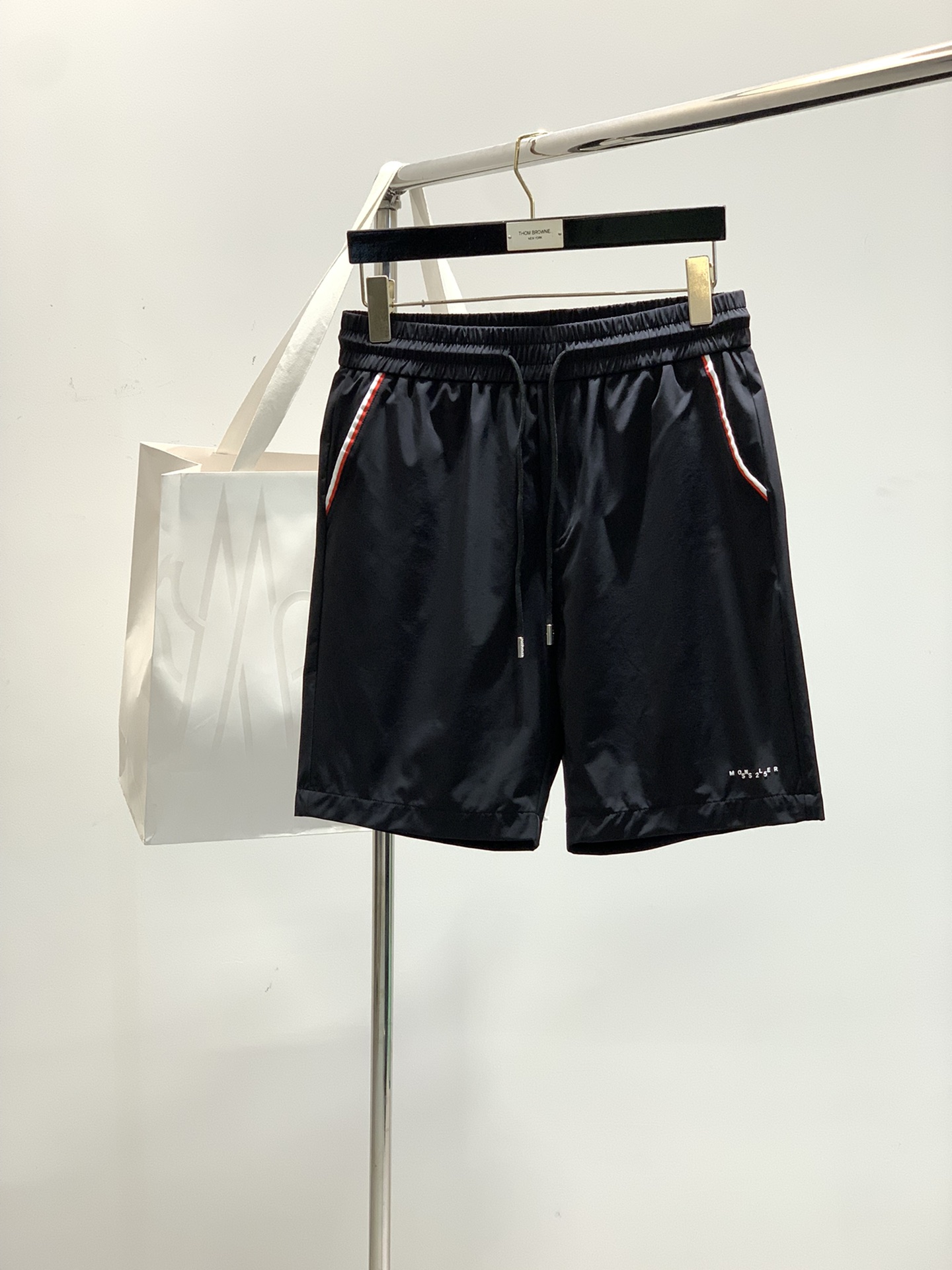 NO:160564,,Moncler mask, the latest summer products in 2025, special counters are available at the same time, original singles, fashionable casual shorts, imported original fabric, top-grade printing craft letter pattern logo, original hardware and auxiliary materials decoration, simple but not lacking in fashion, top body is fashionable and handsome, code number M-3XL, christian louboutin, Moncler, shorts, alexander wang19860909,Moncler 蒙口,2025夏季最新品,专柜同步有售,原单狠货,时尚休闲短裤,采用进口原版面料,顶级印花工艺字母图案logo,原版五金辅料装饰,简单而不失时尚,上身时尚帅气,码数M-3XL,,christian louboutin,Moncler,shorts,alexander wang,Men's clothing