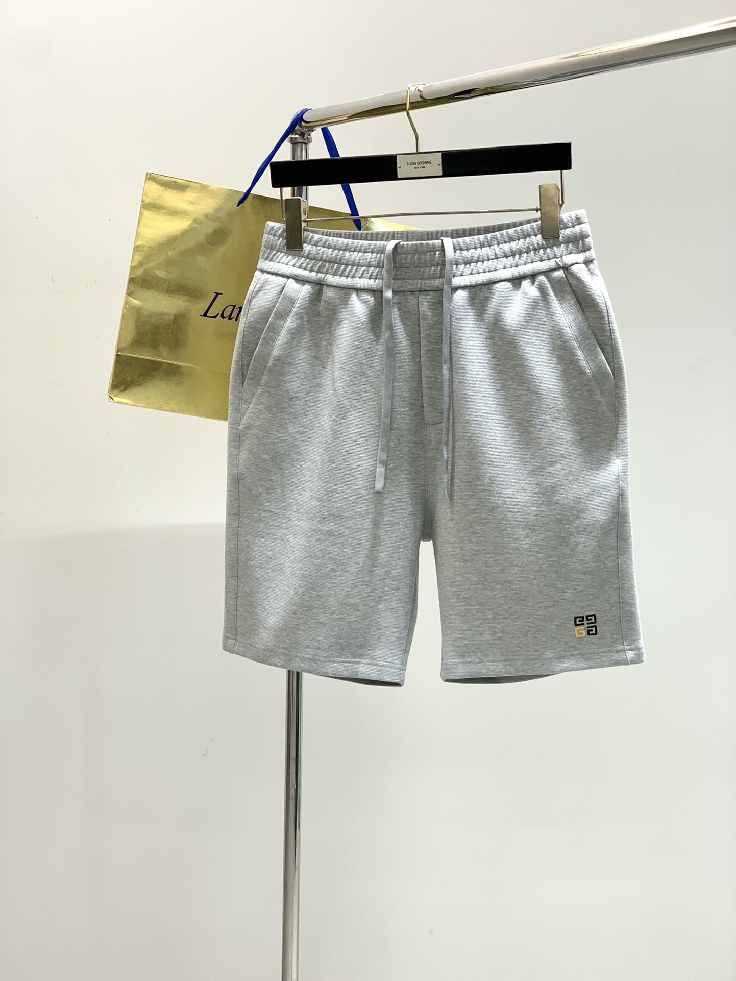 NO:160561,,Givenchy Givenchy, the latest 2025 summer products, cool and fashionable casual shorts, available at the same time on the official counter, original singles, original 11 customization, customized imported original fabrics, top-grade embroidery craft letter pattern logo, original hardware and auxiliary materials decoration, extremely high-end, handsome and stylish!  2 colors recommended, code number M-3XL, given , given , given , shorts, alexander wang19860909,Givenchy 纪梵希,2025夏季最新品,炫酷时尚休闲短裤,官网专柜同步有售,原单狠货,原版11订制,定制进口原版面料,顶级刺绣工艺字母图案logo,原版五金辅料装饰,档次极高,上身帅气有型！2色推荐,码数M-3XL,,givenchy,givenchy,shorts,alexander wang,Men's clothing