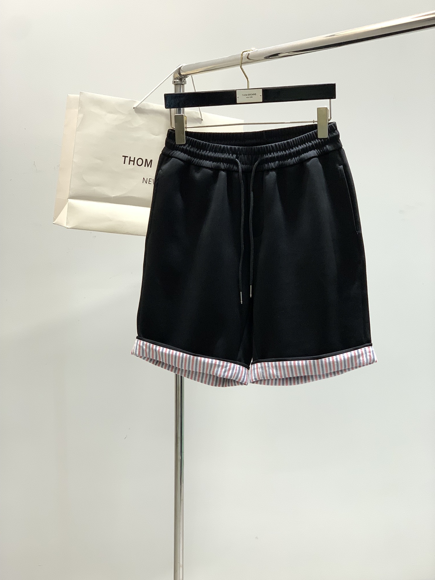 NO:160563,,Thom Browne Tom Brown, the latest product in 2025 summer, fashionable and casual shorts, available at the counter at the same time, original singles, imported original fabric, excellent comfort, top-grade printing craft letter pattern logo, original hardware accessories, extremely high grade, calm and versatile, handsome and stylish upper body, code M-3Xl, thom browne, shorts, alexander wang19860909,Thom Browne 汤姆·布朗,2025夏季最新品,时尚休闲短裤,专柜同步有售,原单狠货,采用进口原版面料,舒适度极佳,顶级印花工艺字母图案logo,原版五金辅料,档次极高,从容百搭,上身帅气有型,码数M-3Xl,,thom browne,shorts,alexander wang,Men's clothing