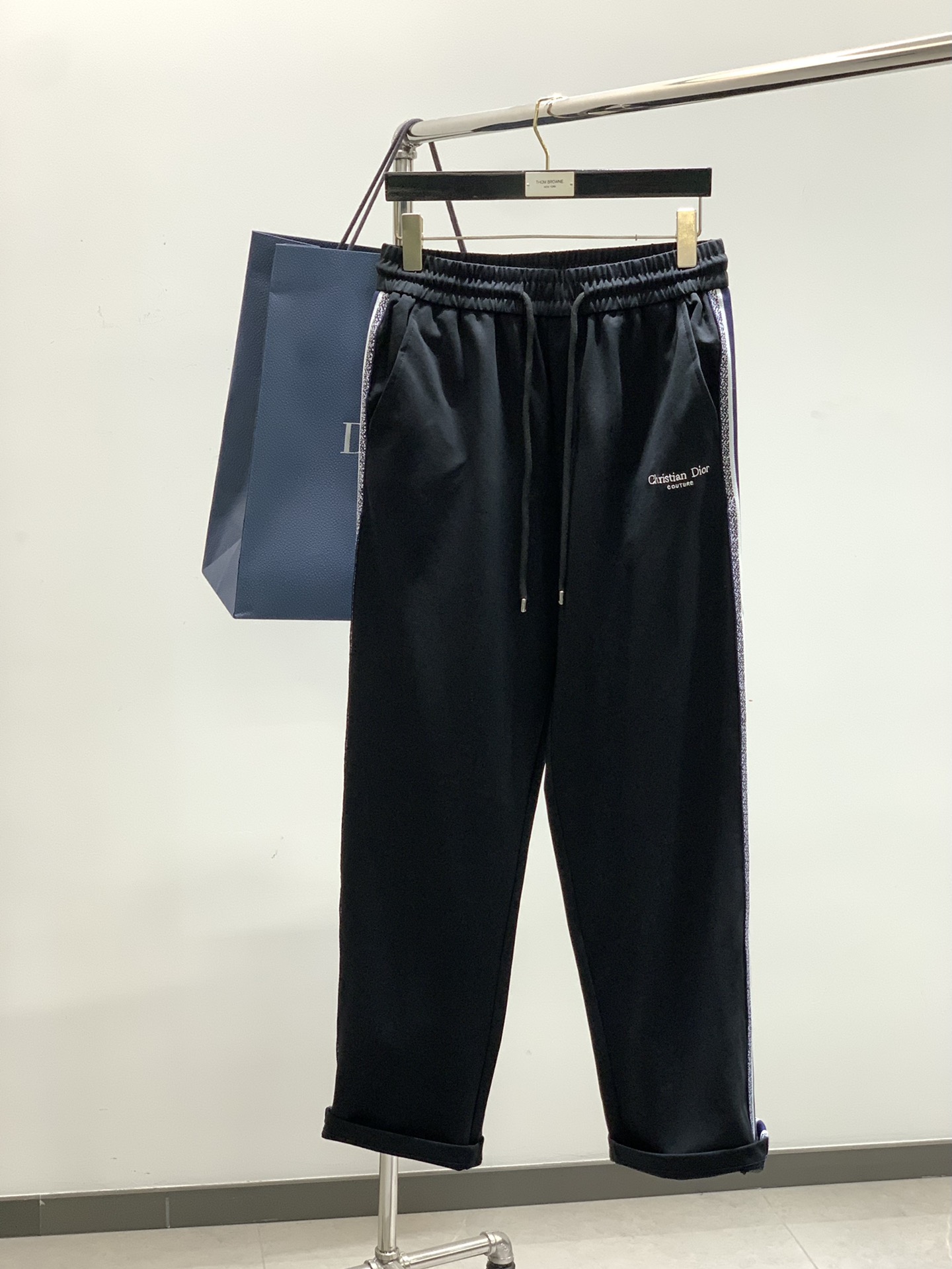 NO:160554,,Dior Dior, 2025 spring new product, available at the same time for counters, simple and fashionable casual pants, original imported fabric, comfortable and breathable, top-grade embroidery craft letter pattern decoration logo, original hardware and auxiliary decoration, extremely high-end, unique design, fashionable and handsome on the upper body!  2 colors recommended, code number M-3XL, dior, dior, alexander wang19860909,Dior 迪奥, 2025春季新品,专柜同步有售,简约时尚休闲裤,原版进口面料,舒适透气,顶级刺绣工艺字母图案装饰logo,原版五金辅料装饰,档次极高,独特设计,上身时尚帅气！2色推荐,码数M-3XL,,dior,dior,alexander wang,Men's clothing