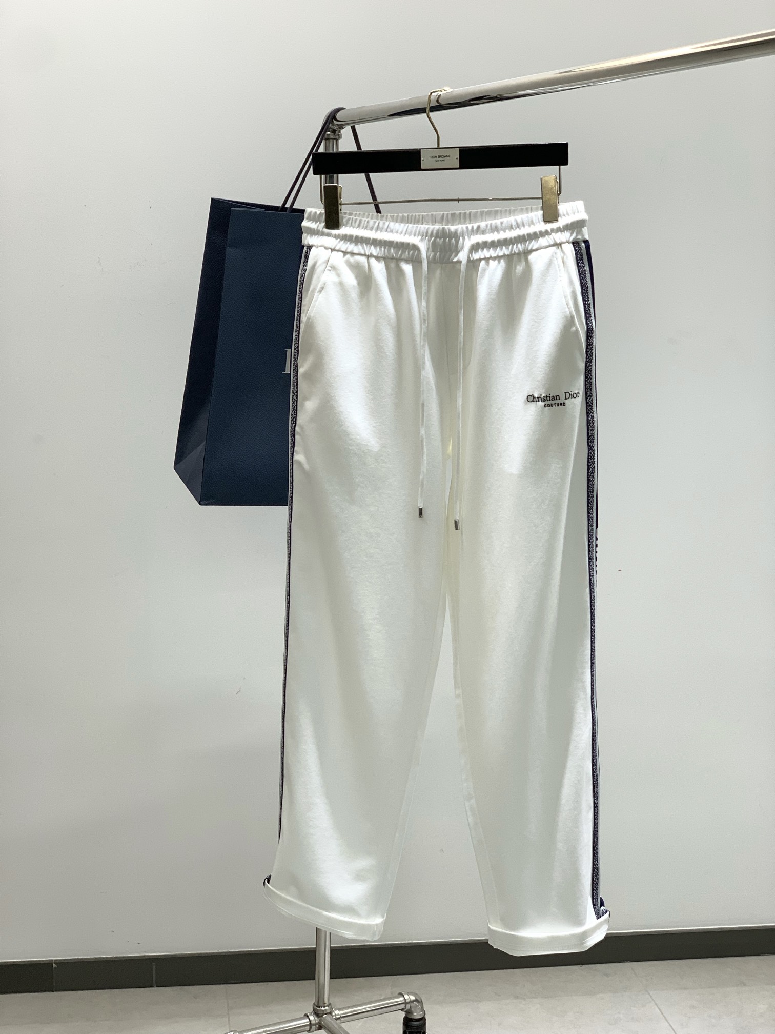 NO:161682,,Dior Dior, new spring products, available at the same time for counters, simple and fashionable casual pants, original imported fabric, comfortable and breathable, top-grade embroidery craft letter pattern decoration logo, original hardware and auxiliary decoration, extremely high-end, unique design, fashionable and handsome on the upper body!  2 colors recommended, code number M-3XL, dior, dior, alexander wang19860909,Dior 迪奥, 春季新品,专柜同步有售,简约时尚休闲裤,原版进口面料,舒适透气,顶级刺绣工艺字母图案装饰logo,原版五金辅料装饰,档次极高,独特设计,上身时尚帅气！2色推荐,码数M-3XL,,dior,dior,alexander wang,Men's clothing