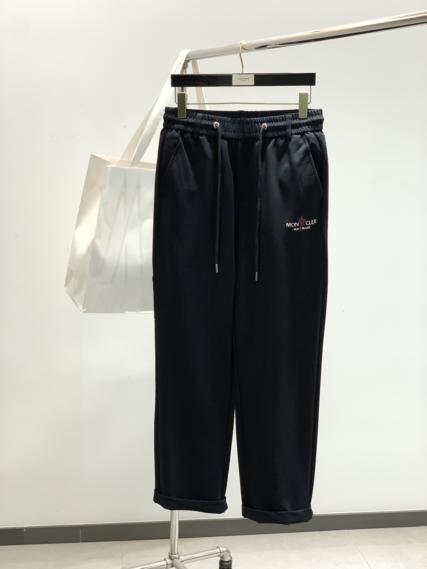 NO:160558,,Moncler mask, the latest products in spring 2025, special counters are available at the same time, original single goods, fashionable casual pants, imported original fabric, top-grade embroidery craft letter pattern logo, original hardware and auxiliary decoration, simple but not lacking in fashion, top body fashionable and handsome, 2 colors recommendation, code number M-3XL, christian louboutin, Moncler, alexander wang19860909,Moncler 蒙口,2025春季最新品,专柜同步有售,原单狠货,时尚休闲裤,采用进口原版面料,顶级刺绣工艺字母图案logo,原版五金辅料装饰,简单而不失时尚,上身时尚帅气,2色推荐,码数M-3XL,,christian louboutin,Moncler,alexander wang,Men's clothing