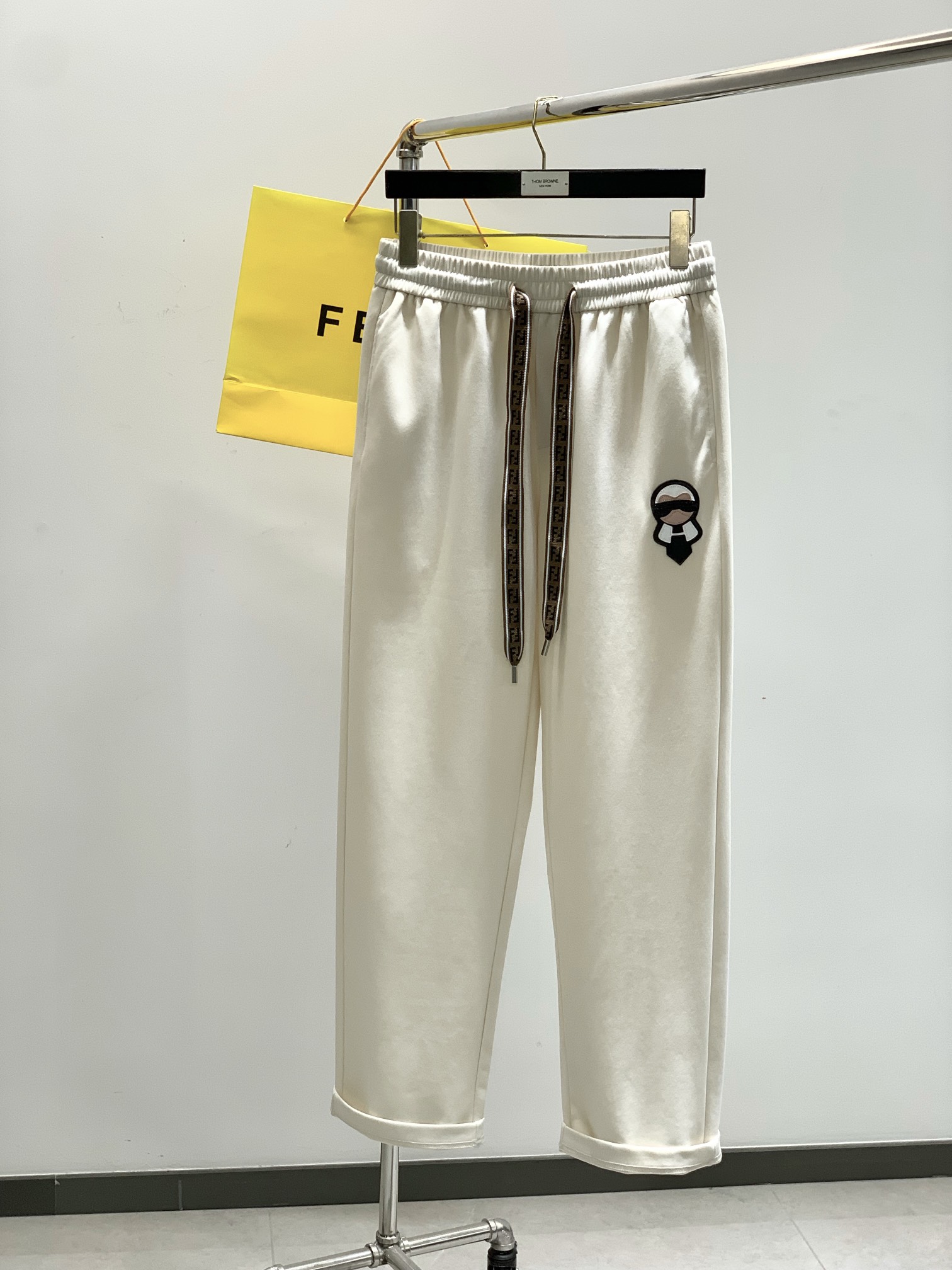 NO:160566,,FENDI Fendi, the latest products in spring 2025, the counter is available at the same time, original single goods, fashionable casual pants, imported original fabrics, unique design, comfortable and breathable upper body, top-grade embroidery craft letter pattern decoration logo, original hardware and auxiliary materials decoration, extremely high grade, handsome upper body, 2 colors recommendation, code number M-3XL,,fendi,fendi,alexander wang19860909,FENDI 芬迪,2025春季最新品,专柜同步有售,原单狠货,时尚休闲裤,进口原版面料,独特设计,上身舒适透气,顶级刺绣工艺字母图案装饰logo,原版五金辅料装饰,档次极高,上身帅气十足,2色推荐,码数M-3XL,,fendi,fendi,alexander wang,Men's clothing