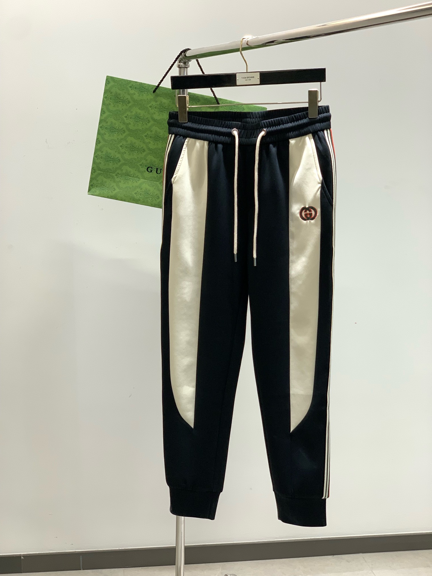 NO:160557,,L V drawstring embroidered casual trousers Fashion series, unique design, drawstring casual trousers Start ordering dyeing and spinning. A large domestic manufacturer exports to Japan and supplies fabrics from several top brands. It has a soft and glutinous feel, is quite wide and stylish, solving the problem of washing and discoloration. The trousers are neat and elegant, and the upper body looks superb and handsome. Size M-4XL, alexander wang19860909,L V 抽绳刺绣休闲长裤 时尚系列,独特设计,抽绳休闲长裤 订纱开始订染和订纺. 国内某大厂出口日本 和供应几大顶级品牌的面料. 手感软糯 , 挺阔有型 , 解决 , 洗涤变色的问题. 裤型利落大气 , 上身显高超帅. 尺码M-4XL,,alexander wang,Men's clothing