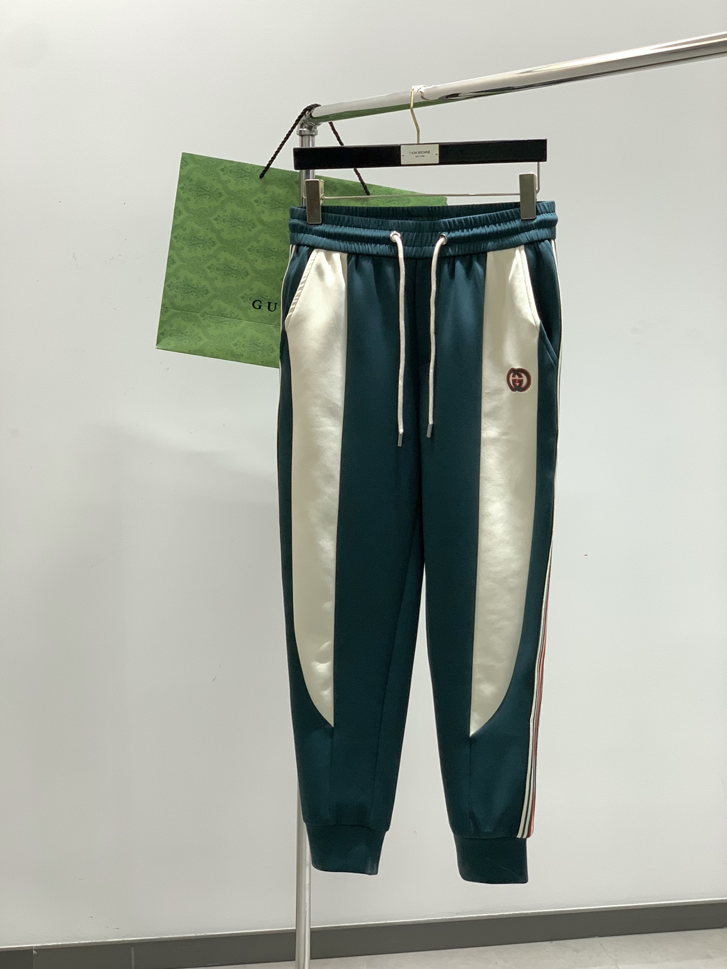 NO:161684,,L V drawstring embroidered casual trousers Fashion series, unique design, drawstring casual trousers Start ordering dyeing and spinning. A large domestic manufacturer exports to Japan and supplies fabrics from several top brands. It has a soft and glutinous feel, is quite wide and stylish, solving the problem of washing and discoloration. The trousers are neat and elegant, and the upper body looks superb and handsome. Size M-4XL, alexander wang19860909,L V 抽绳刺绣休闲长裤 时尚系列,独特设计,抽绳休闲长裤 订纱开始订染和订纺. 国内某大厂出口日本 和供应几大顶级品牌的面料. 手感软糯 , 挺阔有型 , 解决 , 洗涤变色的问题. 裤型利落大气 , 上身显高超帅. 尺码M-4XL,,alexander wang,Men's clothing