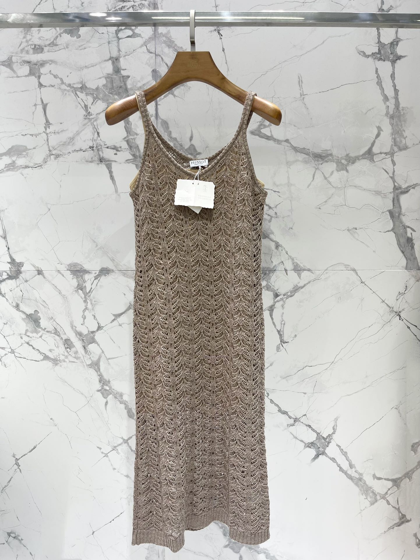 NO:331792,* Hollow embroidered sleeveless vacation style skirt This new skirt is simply the perfect interpretation of the vacation style!  I was attracted by this hollow embroidered design at a glance, so beautiful that it makes people unable to see it!  The exquisite hollow embroidery reveals the ingenuity of each part, as if it is a work of art. The sleeveless design adds a bit of coolness and playfulness, and is simply a must-have item in summer!  The style is also great. The suspender style shows charming shoulder and neck lines, while the hollow embroidery makes the whole skirt full of layering and three-dimensionality. Whether it is vacationing by the beach or going out on the street every day, you can become the most eye-catching one!  Bunello Cucinelli's brand charm adds a bit of nobility and elegance to this skirt. It seems that you can feel the unique charm and confidence from the brand. SML, skirts, alexander wang19860909* 镂空绣花吊无袖度假风裙子 这次的新款裙子,简直是度假风的完美诠释！一眼就被这镂空绣花的设计所吸引,美到让人移不开眼！ 精致的镂空绣花,每一处都透露着匠心独运,仿佛是艺术品般的存在.无袖的设计,更是增添了几分清凉与俏皮,简直是夏日里的必备单品！ 版型也很赞,吊带的款式展现出迷人的肩颈线条,而镂空绣花则让整件裙子充满了层次感和立体感.无论是海边度假还是日常出街,都能让你成为最亮眼的那个她！ Bunello Cucinelli的品牌魅力,更是让这件裙子增添了几分高贵与优雅.仿佛就能感受到那份来自品牌的独特韵味与自信 码数SML,,skirts,alexander wang,Women's clothing