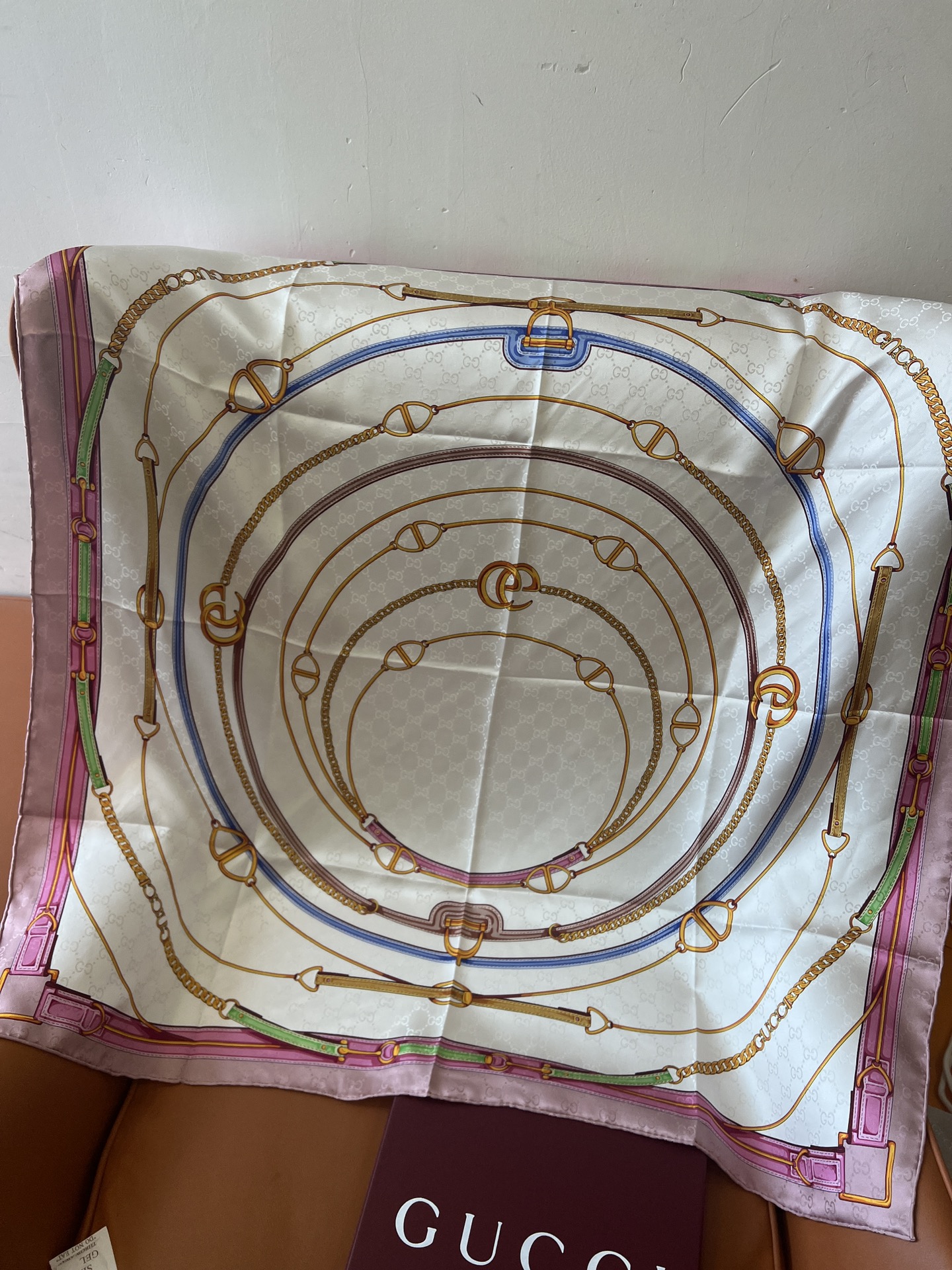 价格(不含包装)
𝐆𝐮𝐜𝐜𝐢 • 𝟐5新《皮革链条》印花提花方巾
Size：90x90cm 100%真丝