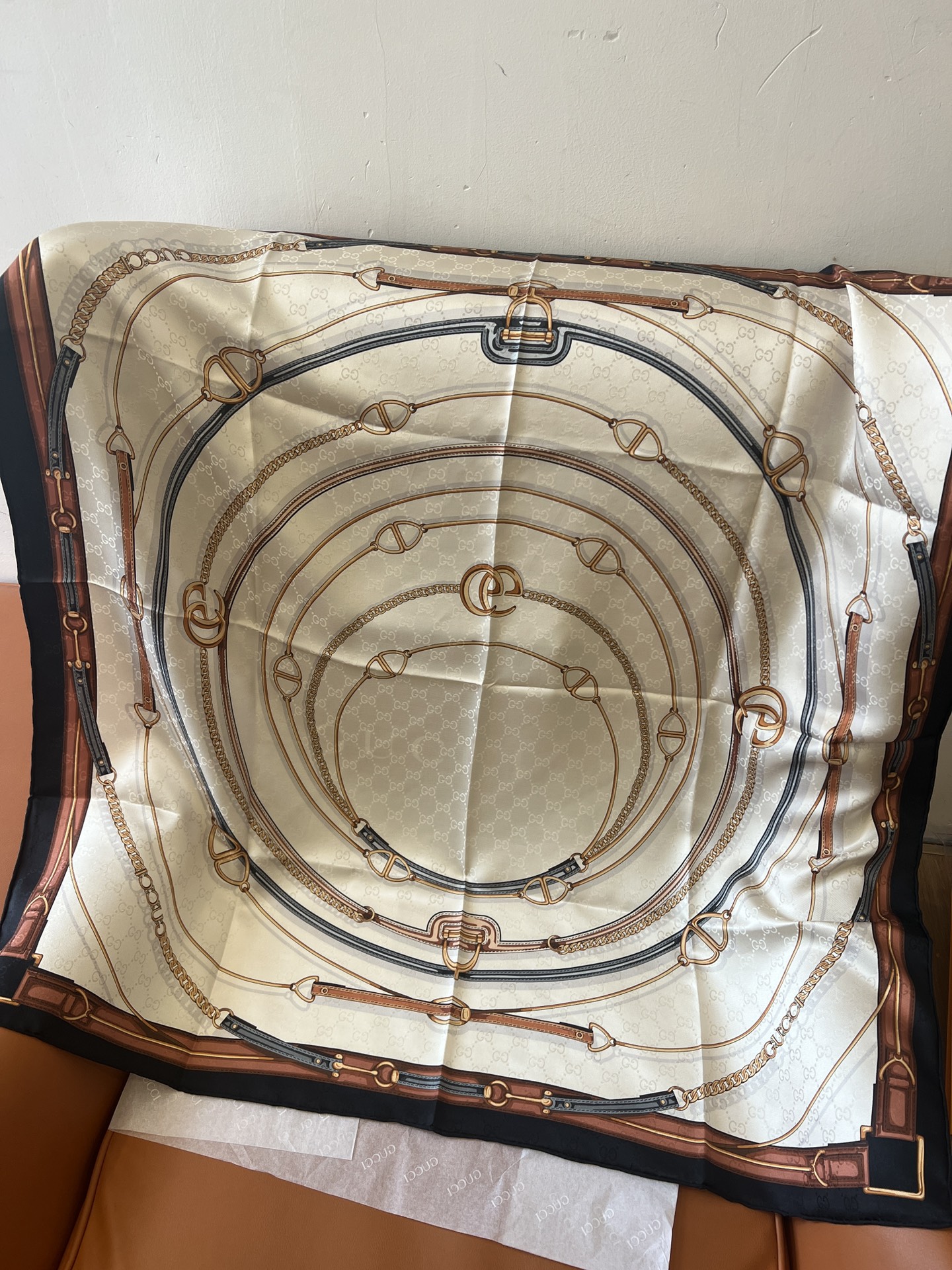 价格(不含包装)
𝐆𝐮𝐜𝐜𝐢 • 𝟐5新《皮革链条》印花提花方巾
Size：90x90cm 100%真丝
