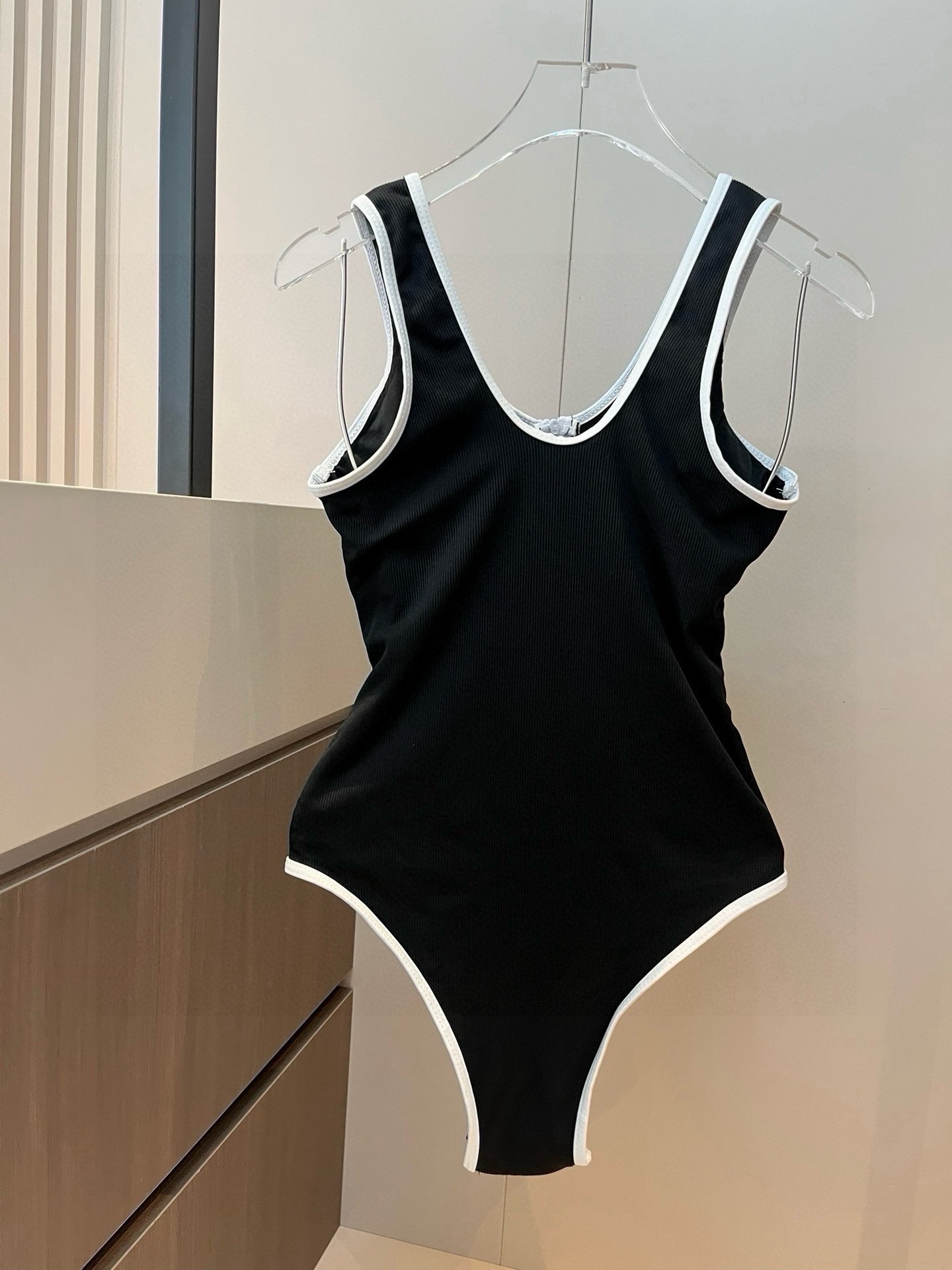 P

Chanel香奈儿新款连体泳衣，针织面料， S  M L XL