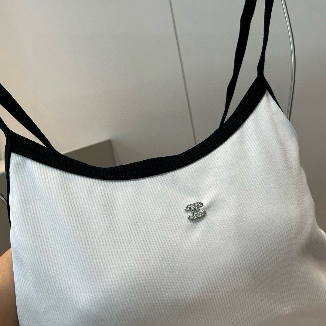 P
Chanel香奈儿新款连体泳衣  😍🥰适合多种场景的游泳衣🏊‍♀️海边 游泳池 温泉 水上乐园 漂流