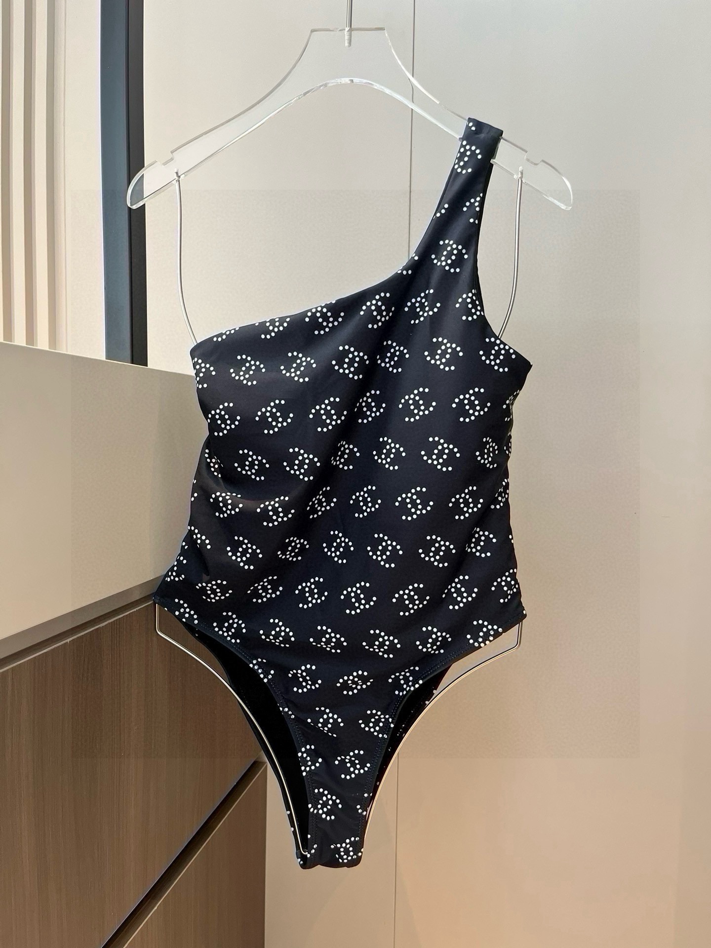 P
Chanel 香奈儿连体泳衣 😍🥰适合多种场景的游泳衣🏊‍♀️海边 游泳池 温泉 水上乐园 漂流都可