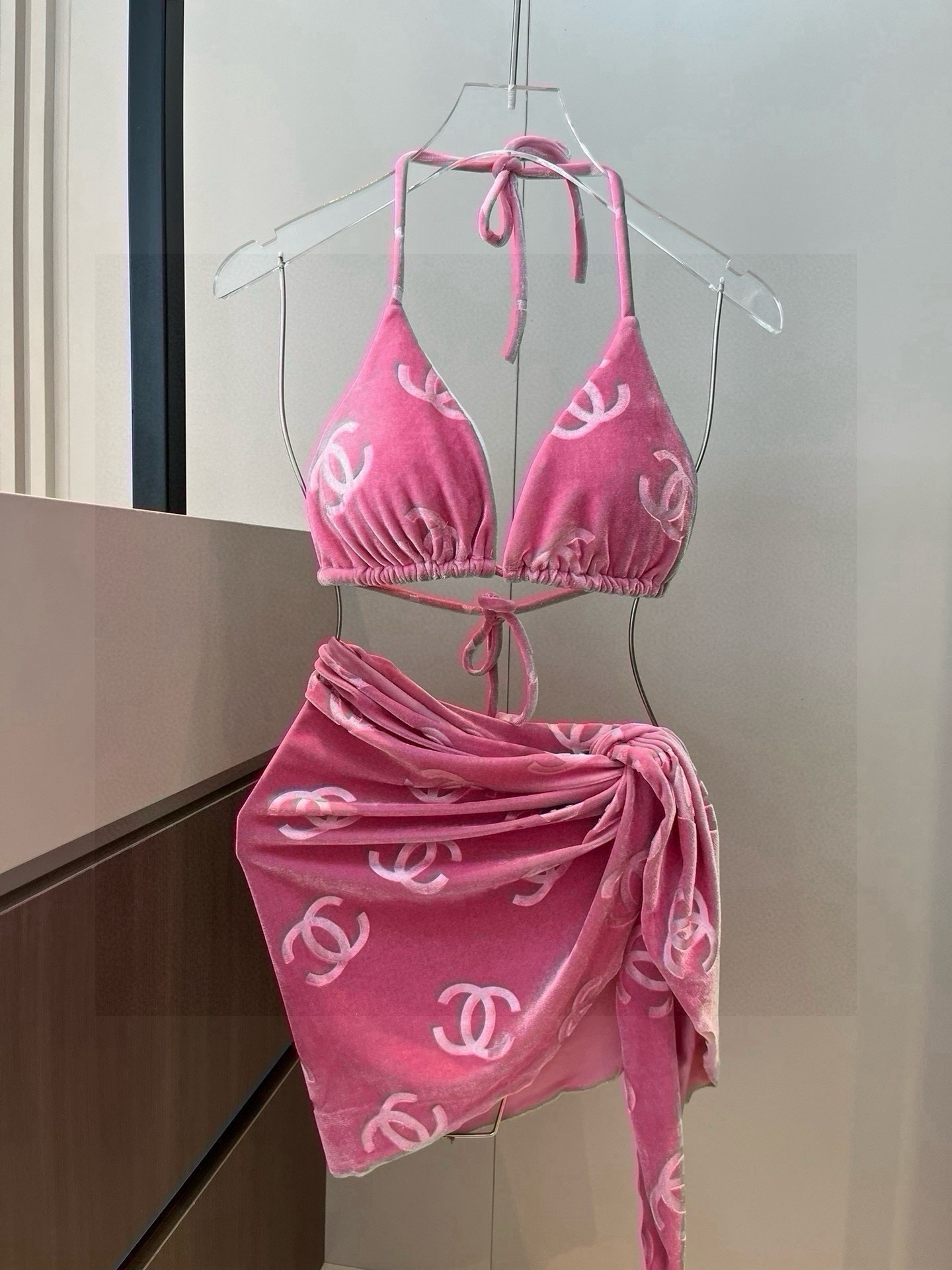 P
Chanel香奈儿灯芯绒经典比基尼三件套👙❤️😍🥰适合多种场景的游泳衣🏊‍♀️海边 游泳池 温泉 水